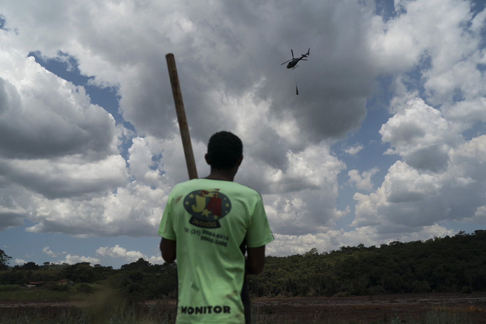 Caos. Fernando Nunes observa un helicóptero que se lleva un cuerpo del lodo tras el colapso de una mina en Brumadinho. (AP)