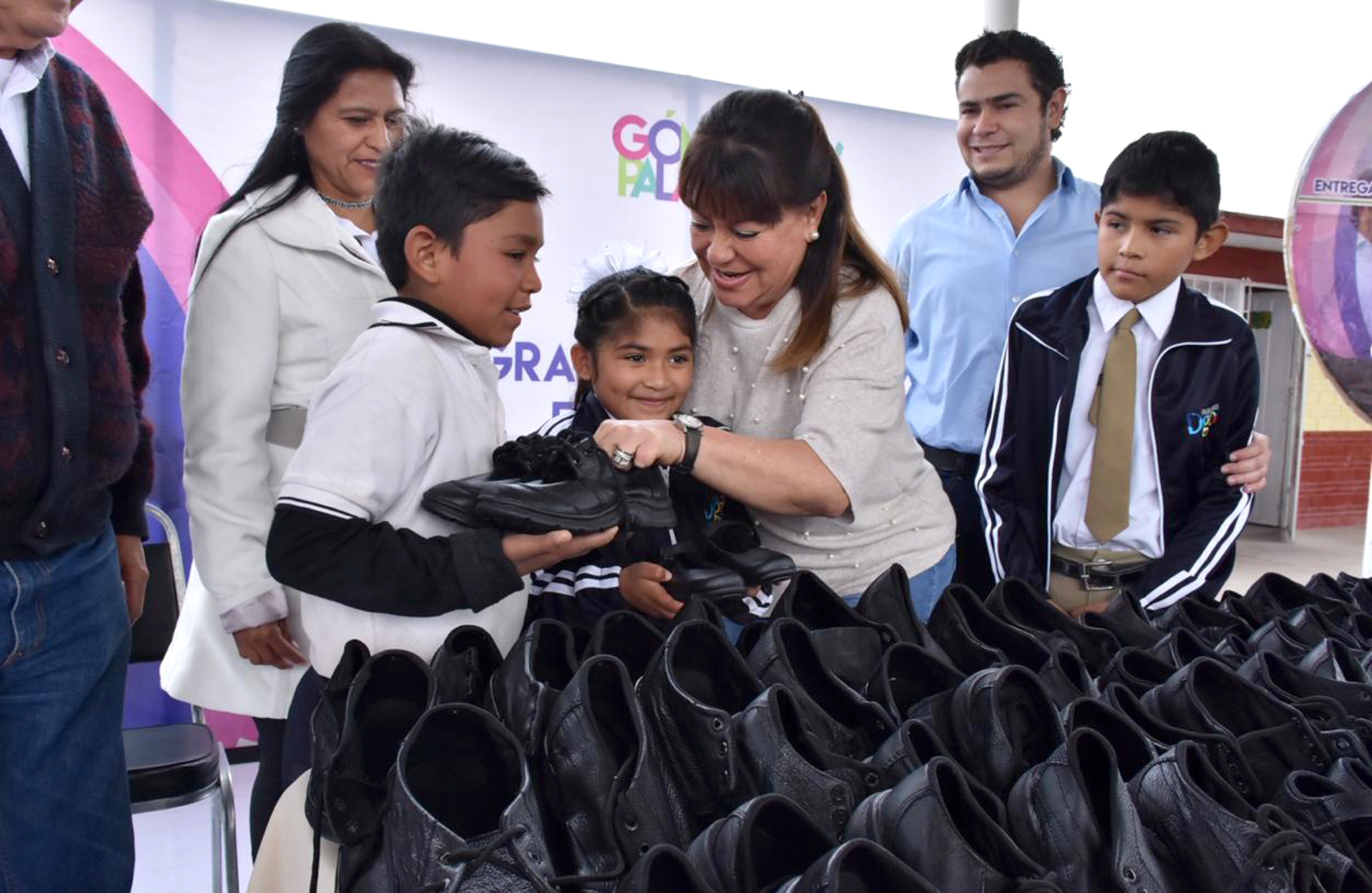 Ayuda. La presidenta Leticia Herrera Ale entregó aulas rehabilitadas y 132 pares de calzado escolar a igual número de niños. (CORTESÍA)