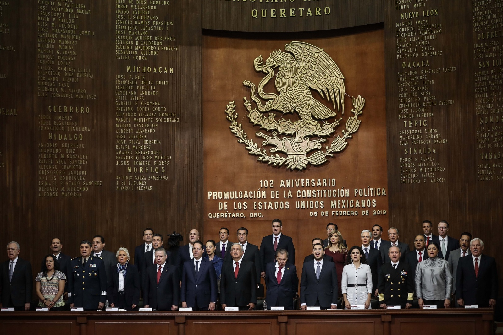 Recuerda. Andrés Manuel López Obrador (al centro), encabezó en el Teatro de la República la ceremonia por el 102 aniversario de la promulgación de la Constitución Política de los Estados Unidos Mexicanos. (EL UNIVERSAL)