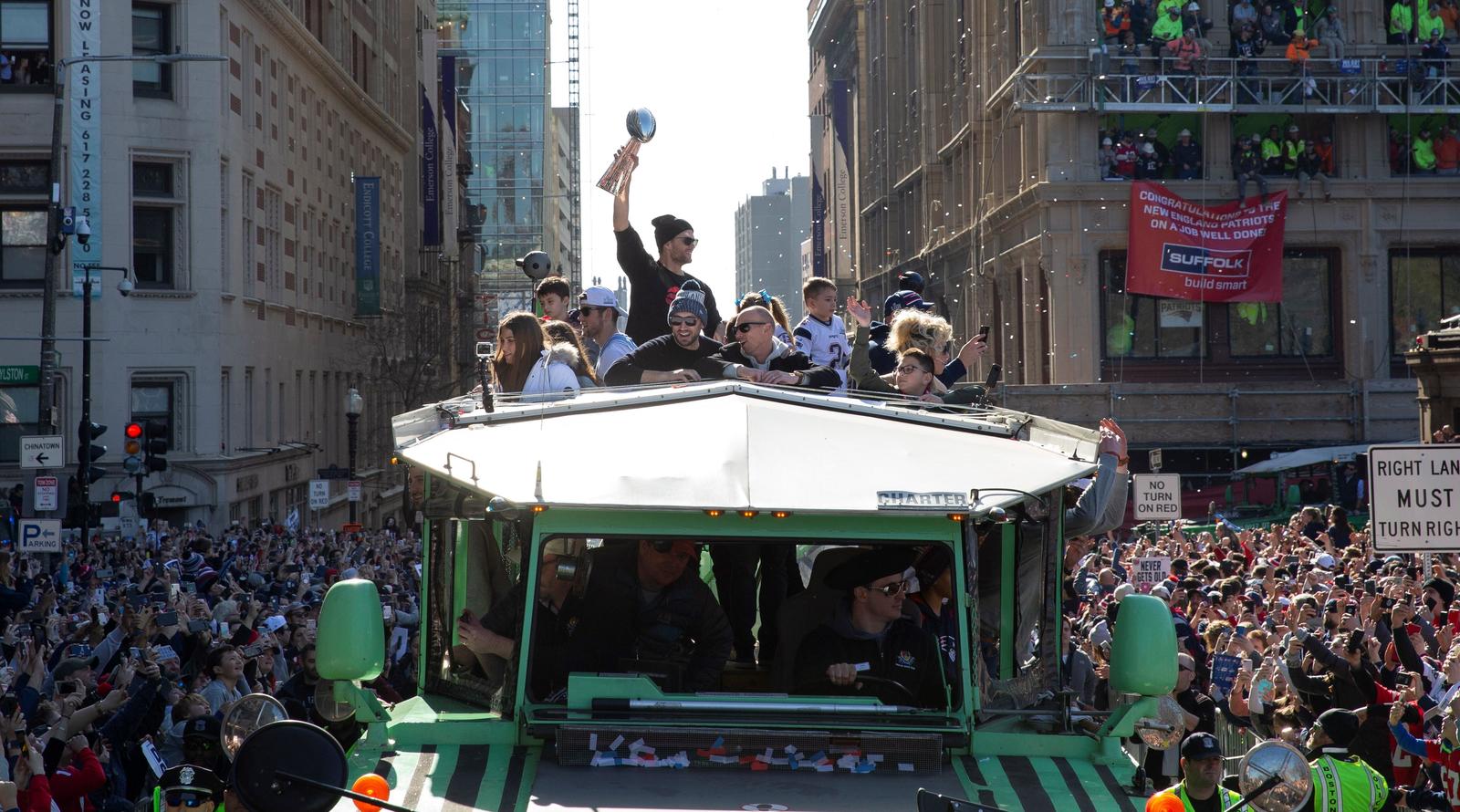Tom Brady levanta el trofeo Vince Lombardi durante el desfile de ayer en Boston.