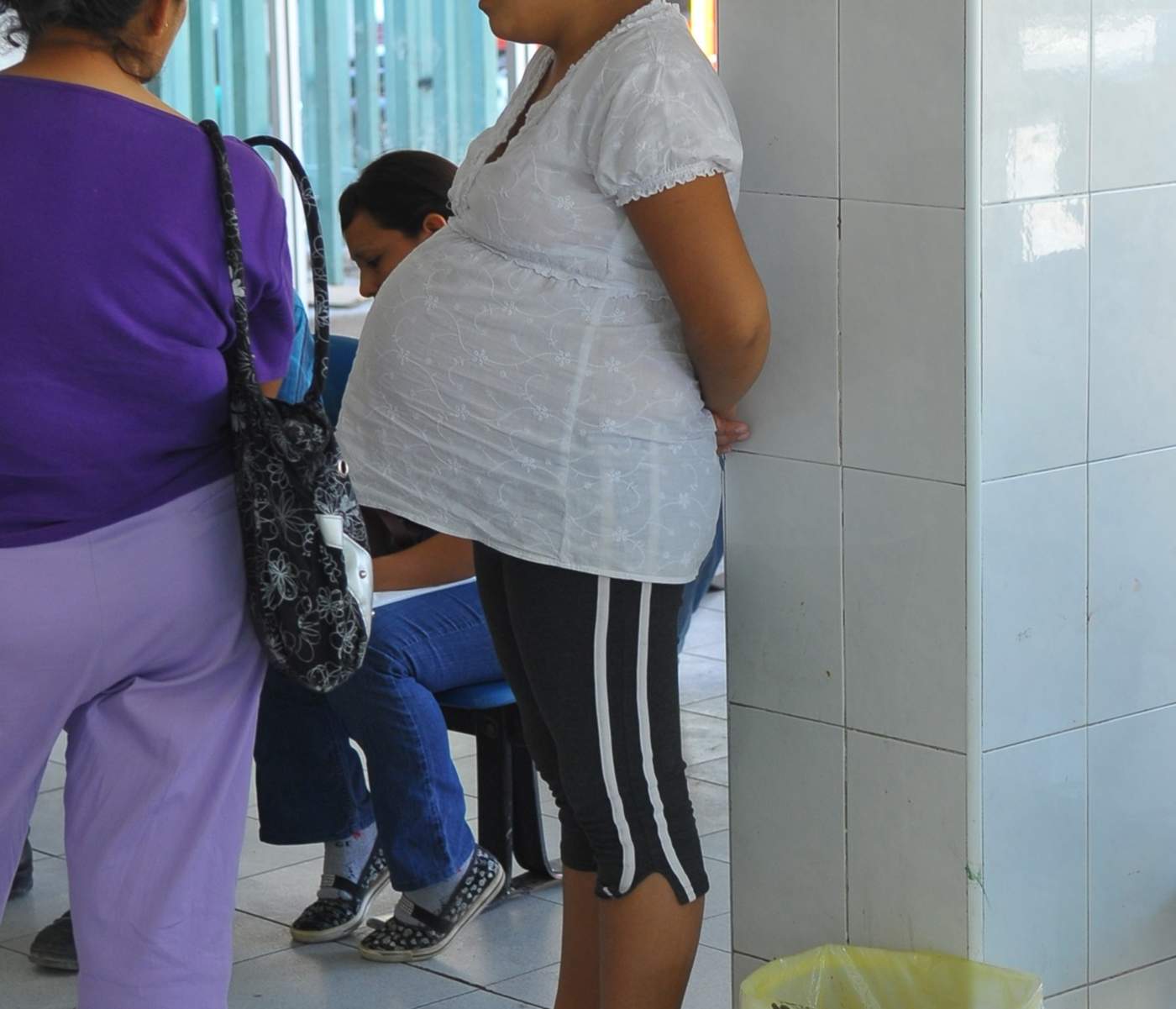 La Organización Mundial de la Salud establece como recomendación que la atención prenatal tenga un mínimo de ocho contactos, lo que puede reducir las muertes perinatales hasta en ocho por cada mil nacimientos. (ARCHIVO)