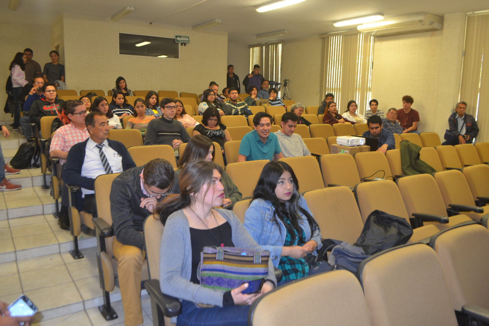 Se reúnen. La asamblea se realizó en la sala audiovisual de la FCPyS y acudieron estudiantes de la UAdeC, de la Universidad Iberoamericana de Torreón y de la Universidad La Salle Laguna. (ANGÉLICA SANDOVAL)