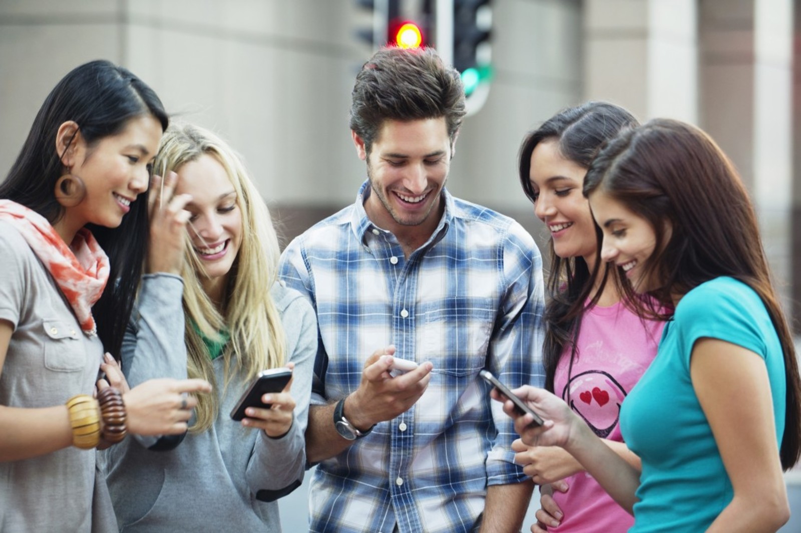 Revela informe de Pew Reaserch Center que el uso del celular toma fuerza en el mundo y son los jóvenes quienes logran potencializarlo. (ARCHIVO)
