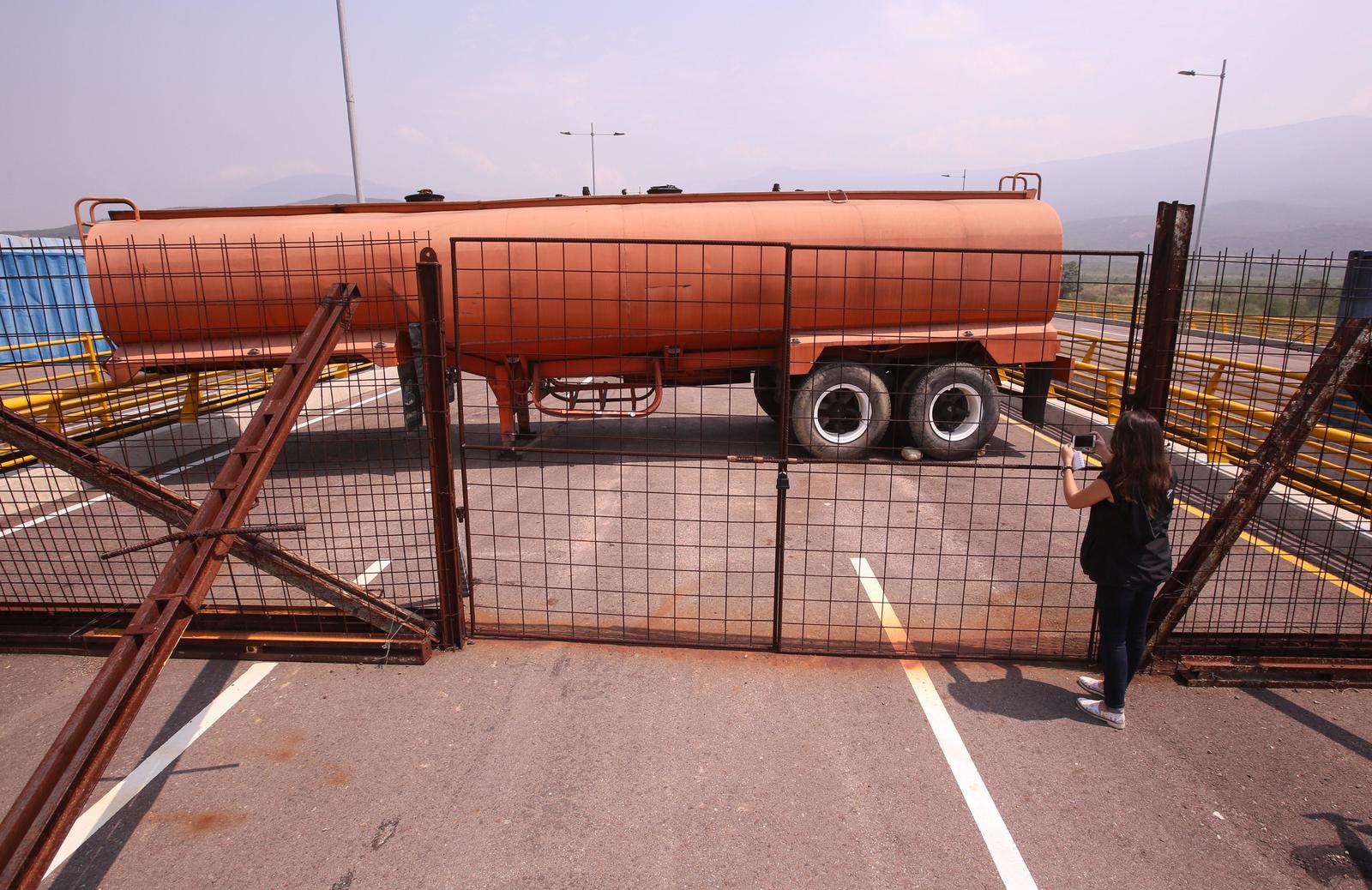 Cerrado. Bloquean el Puente Internacional Tienditas para detener la entrada a Venezuela de ayuda. (EFE)