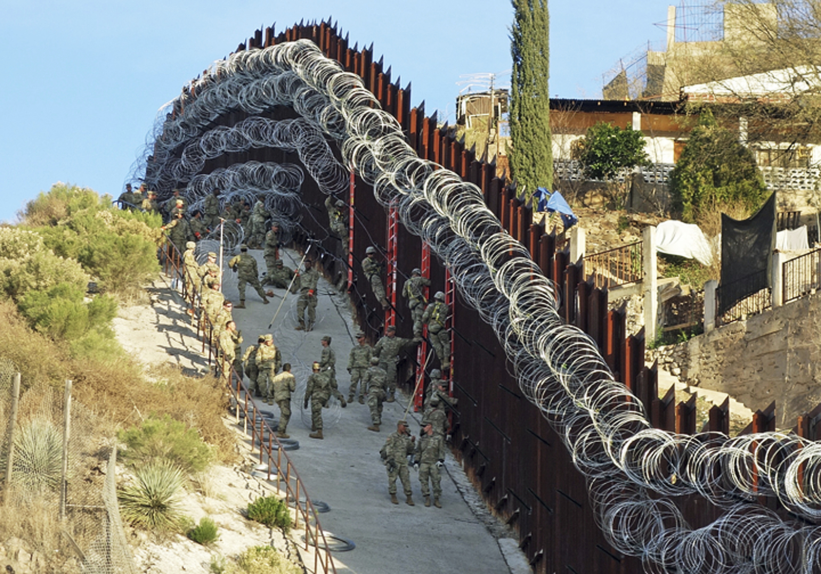 Rechazo. Autoridades de Nogales condenaron la instalación de un nuevo alambre de púas que cubre por completo un alto muro. (AP)