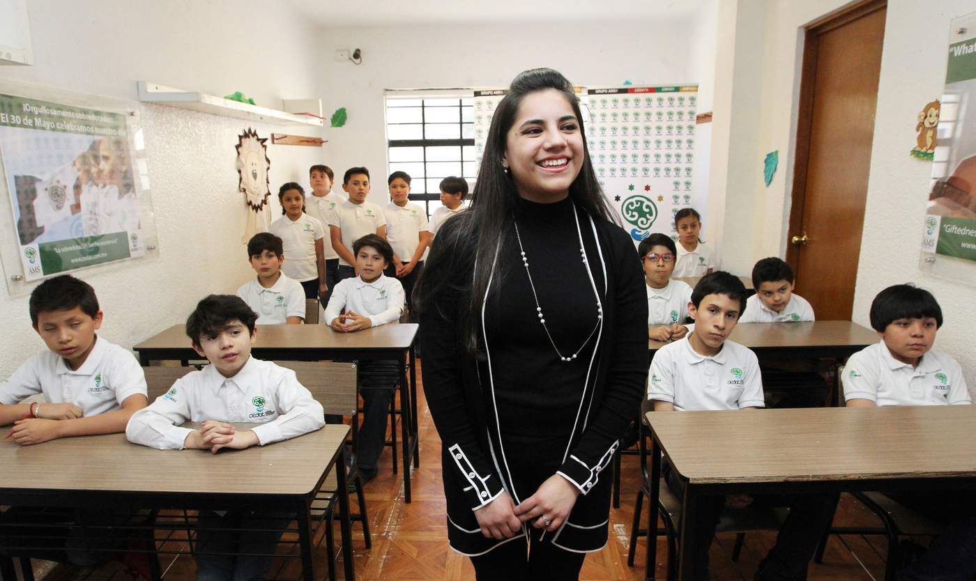 Considerada por la revista Forbes México como una de las 50 mujeres más poderosas de México, a los 7 años Dafne recibió su certificado de primaria y un año después concluyó sus estudios a nivel secundaria. (EFE)