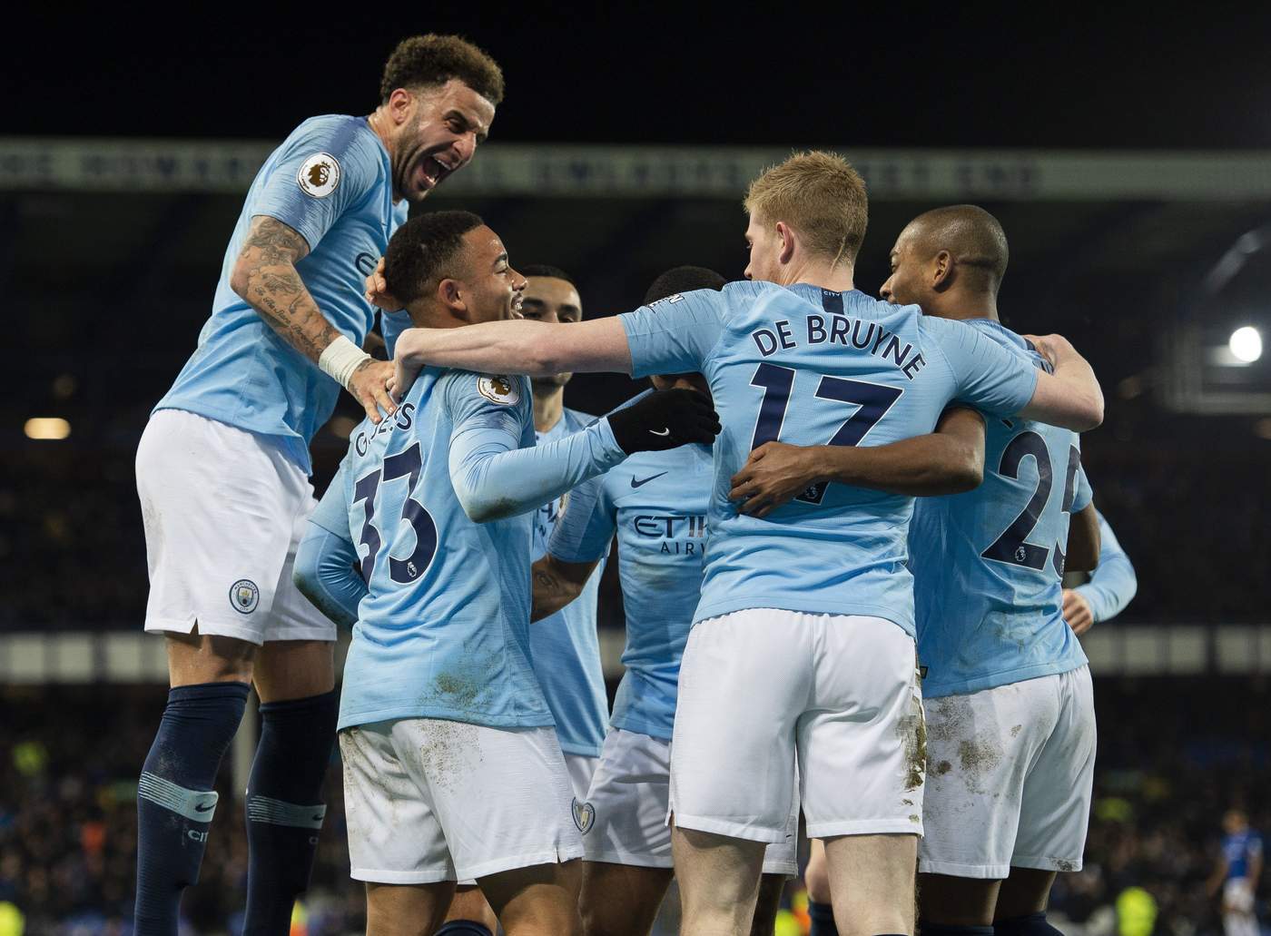 Los jugadores del Manchester City festejan tras anotar ante el Everton.