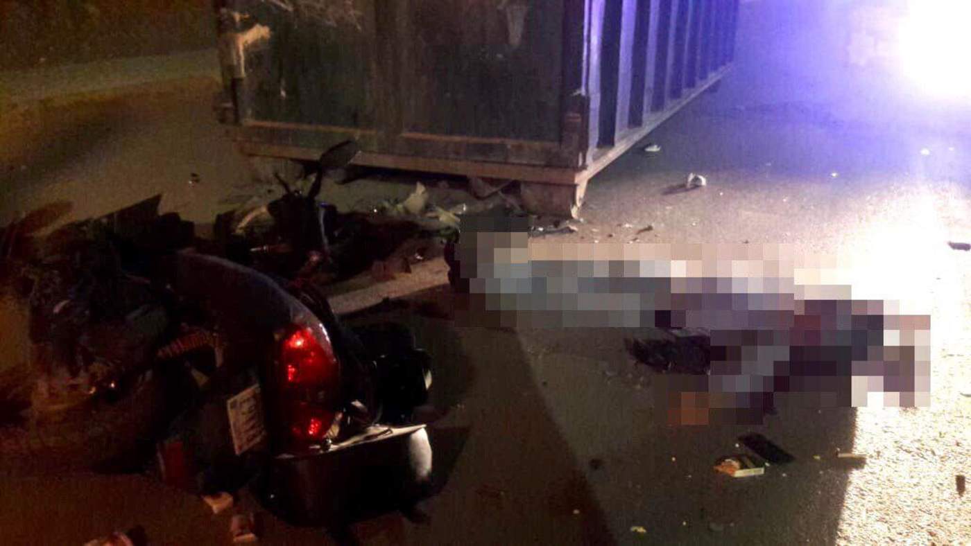 Muere motociclista al impactarse contra contenedor de PASA