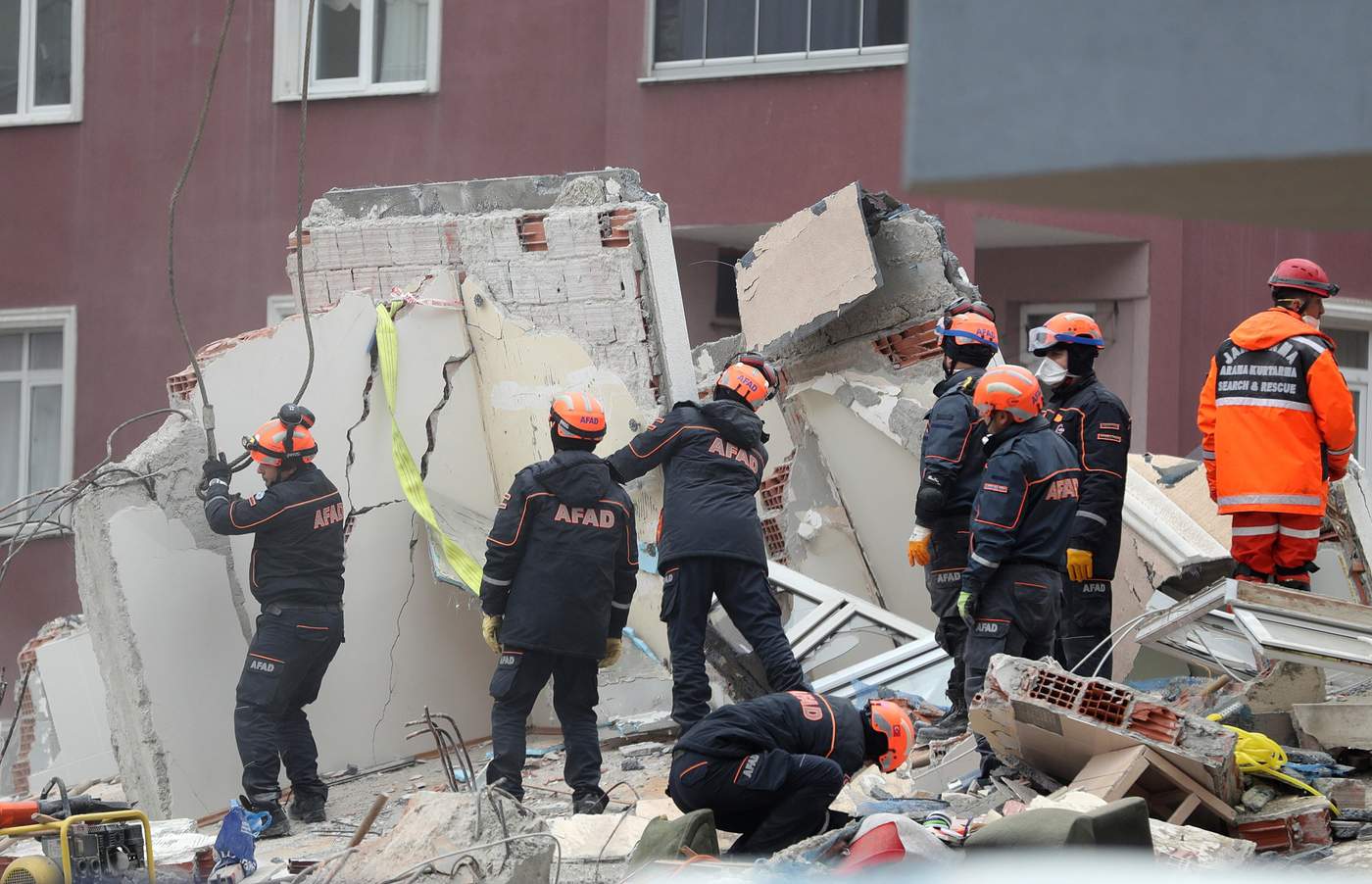 Mientras las labores de rescate continúan, las autoridades han evacuado otros siete edificios de la zona, tras detectar riesgos de derrumbe. (EFE)