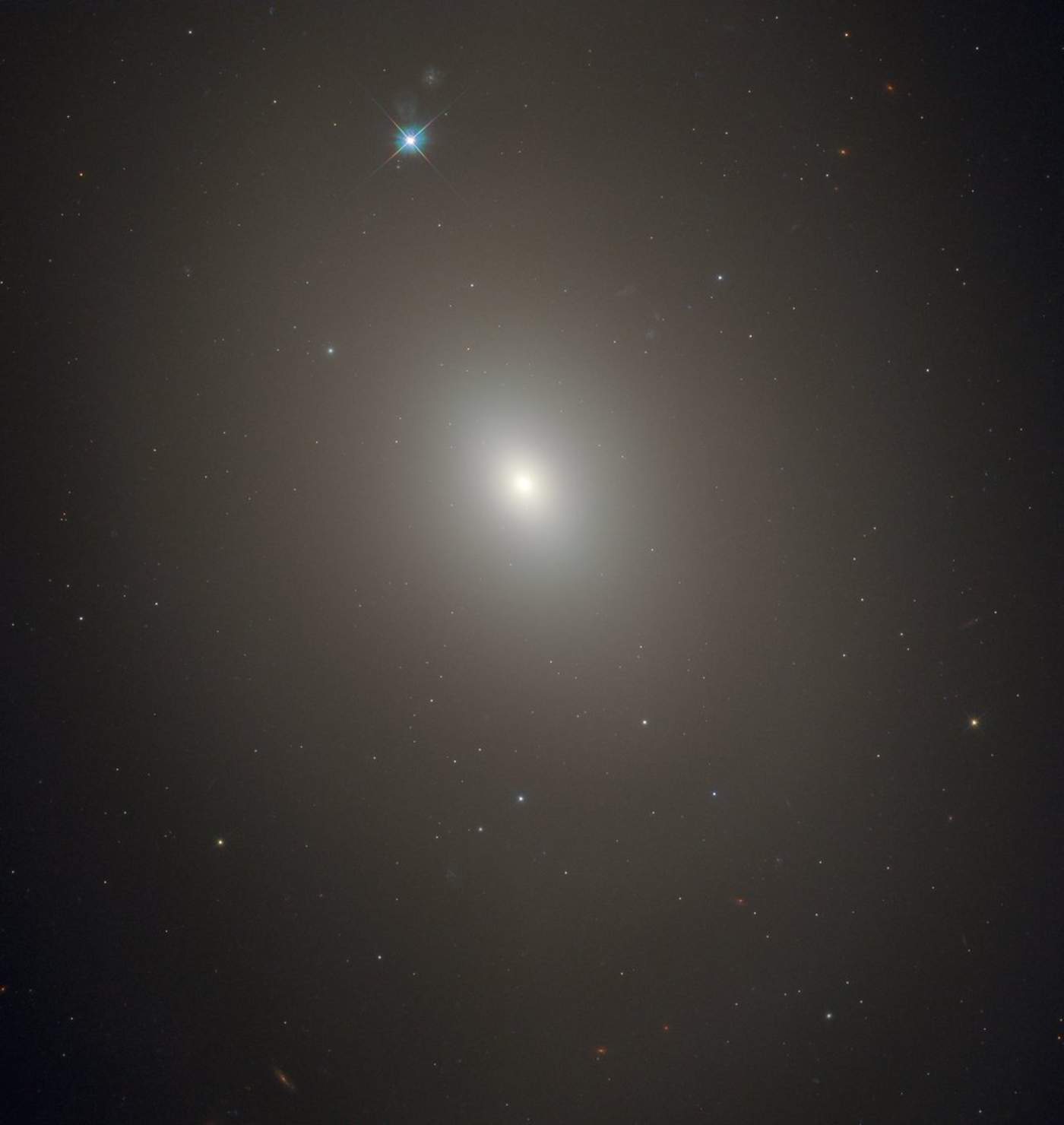 Hubble muestra fotografía de galaxia Messier 85