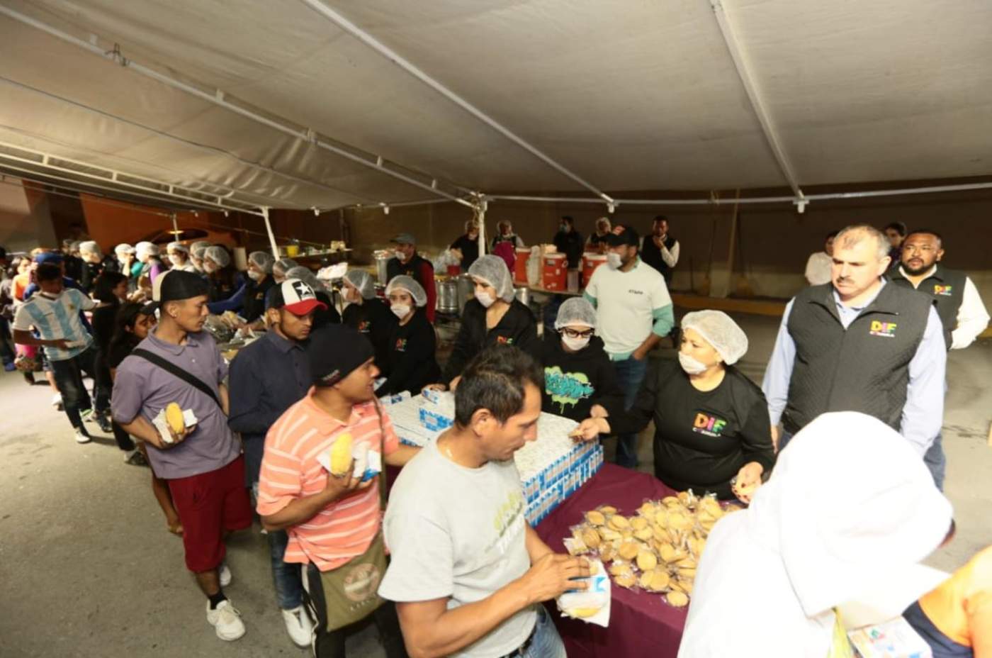 Brindan seis mil raciones de alimentos a migrantes en Piedras Negras