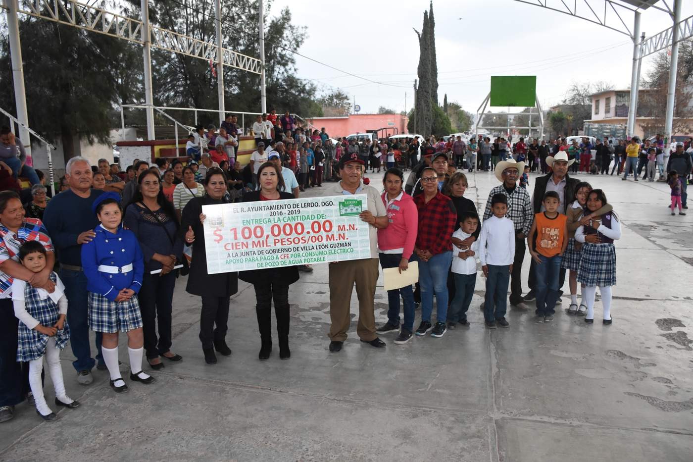 El apoyo de 100 mil pesos fue entregado por el Municipio al presidente de la Junta de Gobierno de la comunidad, Candelario Díaz Chavarría.  (EL SIGLO DE TORREÓN)