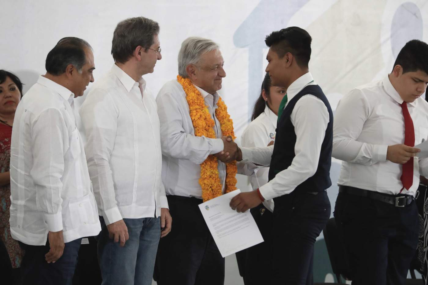 López Obrador pone en marcha Programa Nacional de Becas en Guerrero