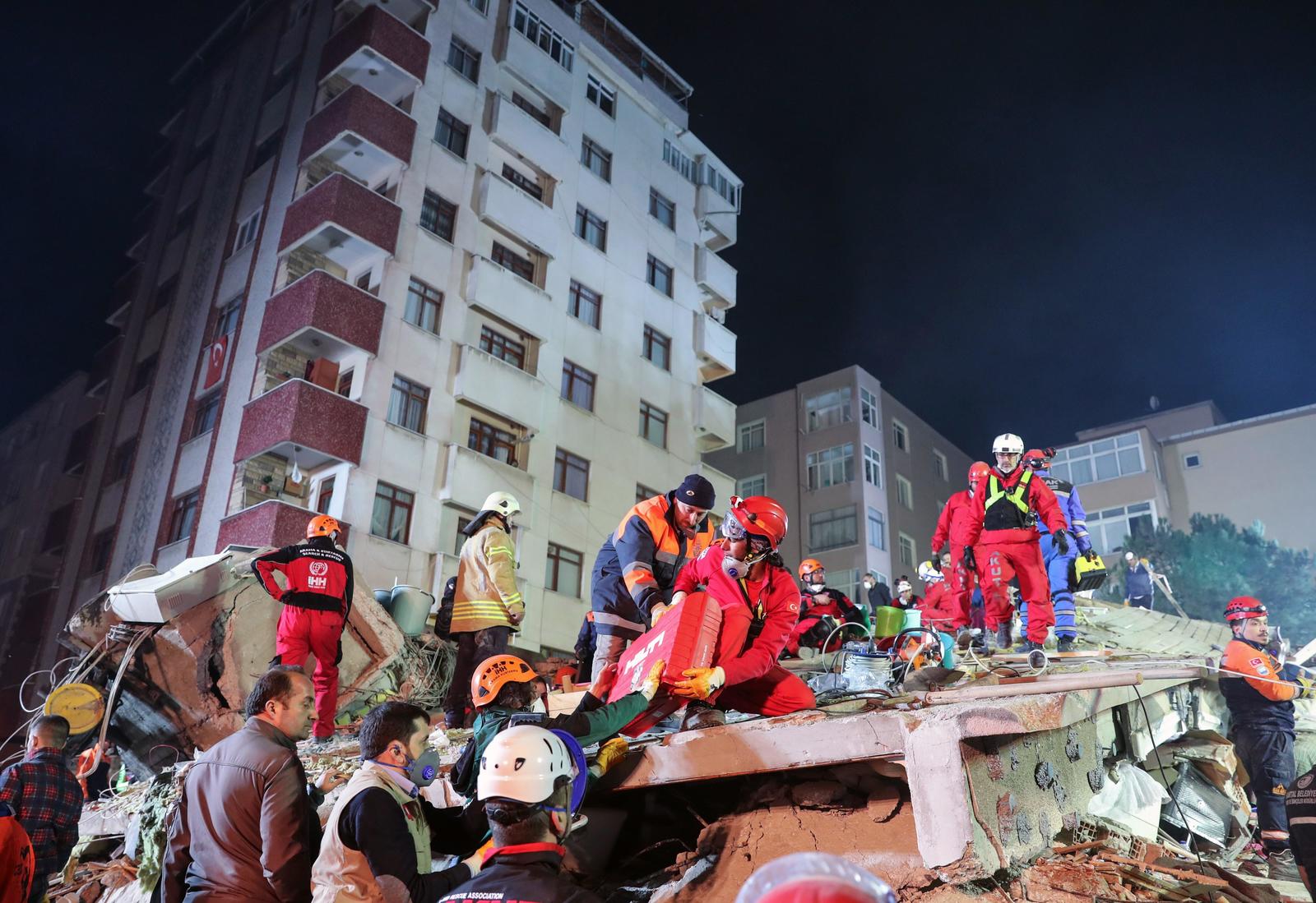 Rescate. Aún es provisional el balance de víctimas del colapso de un edificio de ocho pisos con 14 apartamentos en Estambul. (EFE)
