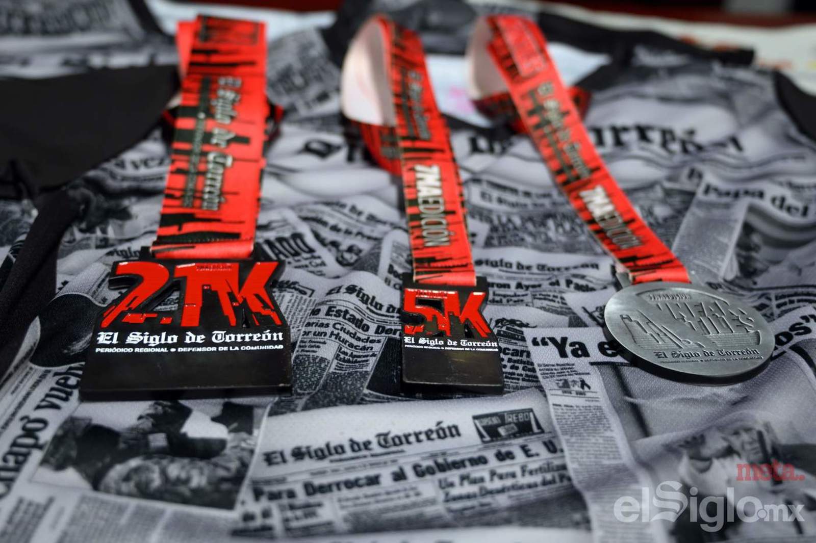 El kit para cada uno de los participantes en la carrera de El Siglo de Torreón incluye medalla conmemorativa.