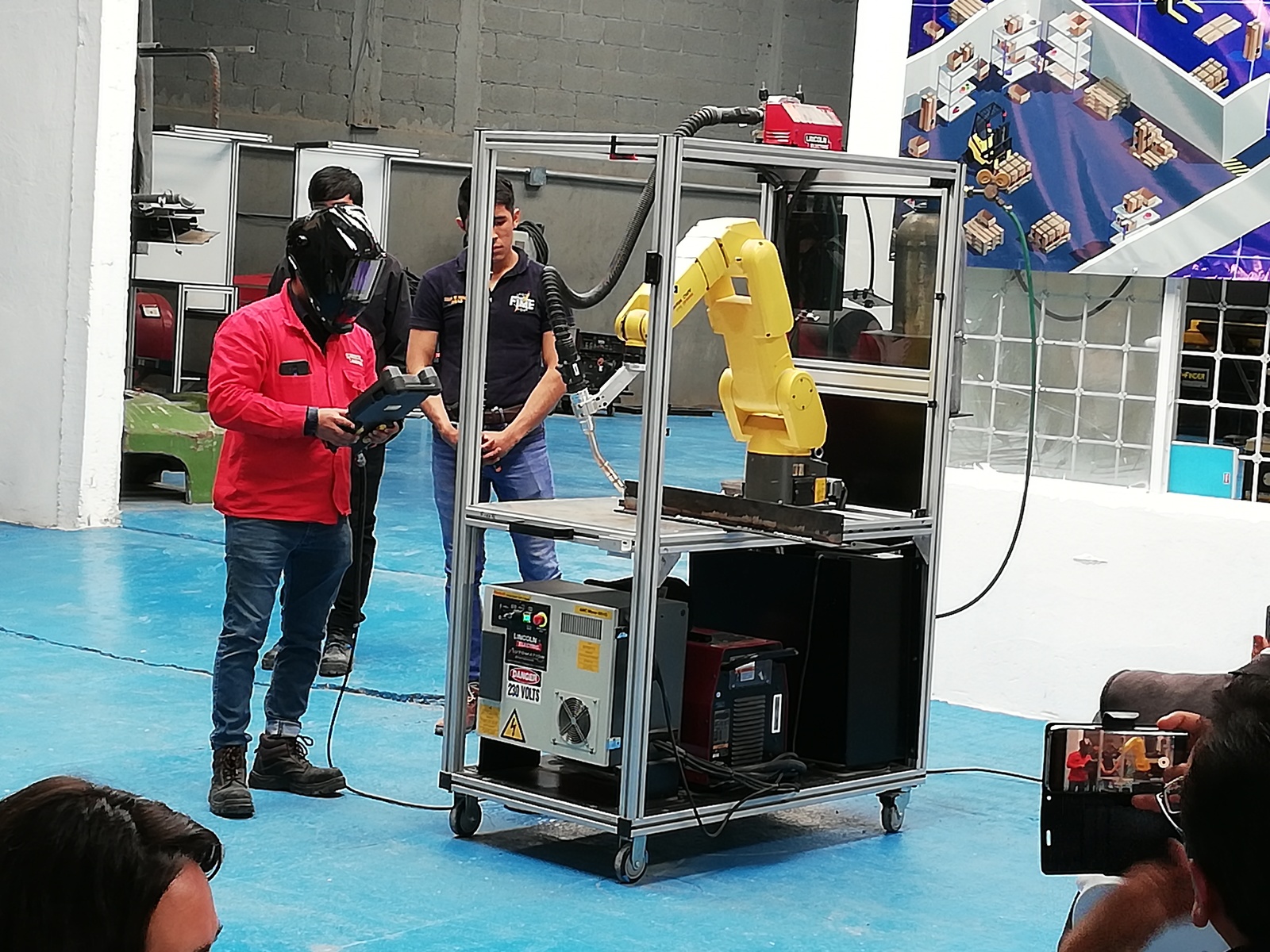 En la imagen se muestra a los jóvenes mostrando el funcionamientos de robots que se usan en la manufactura 4.0 (EL SIGLO DE TORREÓN/VIRGINIA HERNÁNDEZ)