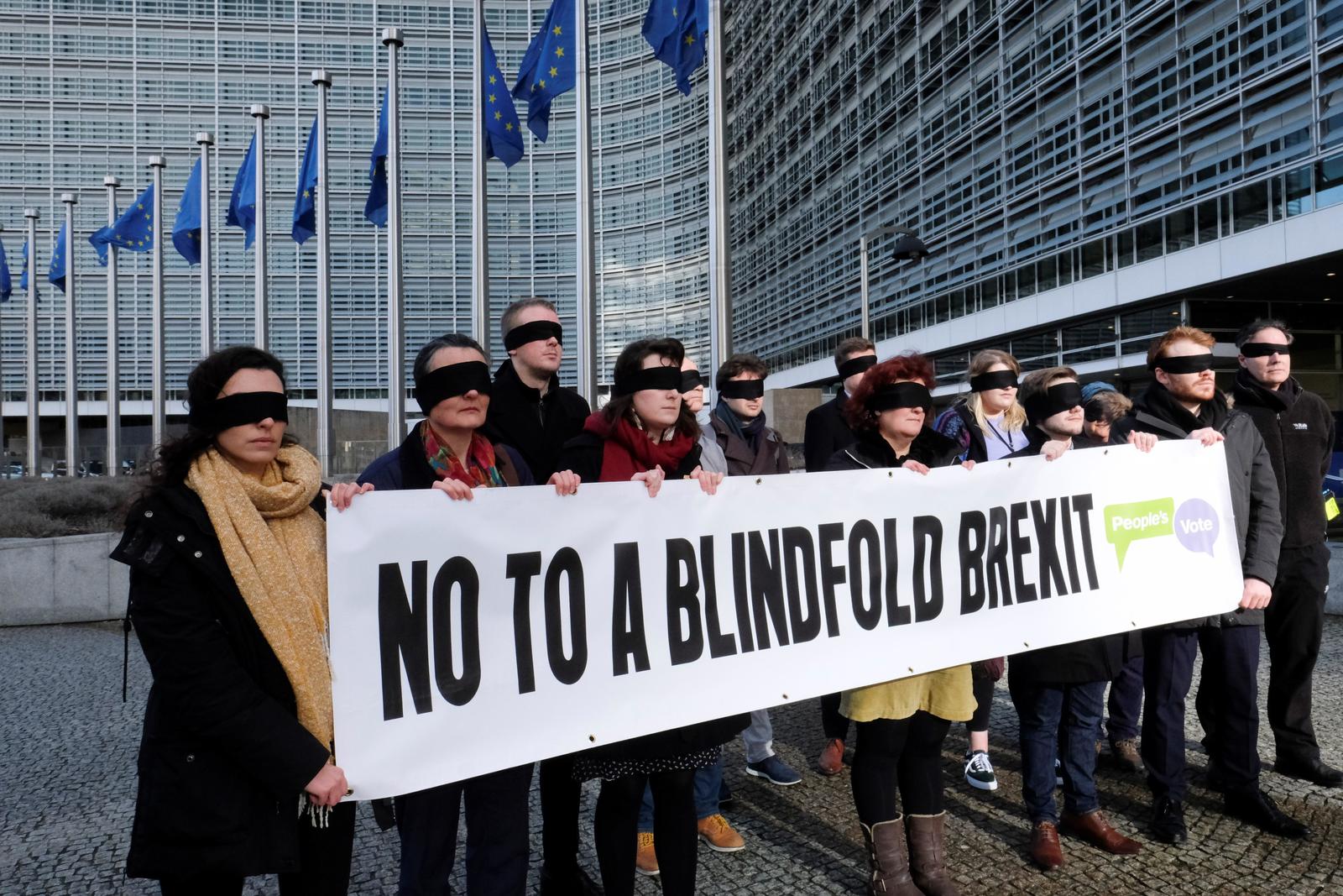 Protestas. Manifestantes con los ojos vendados sostienen una pancarta en la que se lee 'No a un Brexit a ciegas'. (EFE)