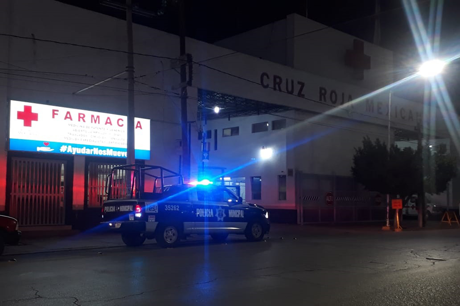 Atención. El lesionado fue trasladado a bordo de un taxi a las instalaciones de la Cruz Roja de Torreón. (EL SIGLO DE TORREÓN)