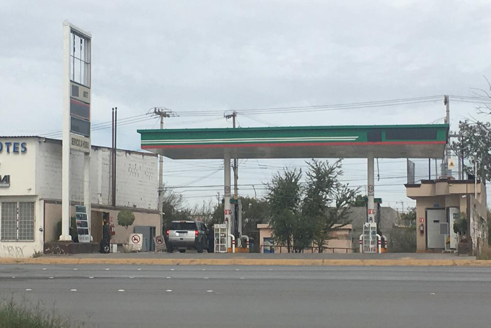 Delito. Dos hombres armados asaltaron una gasolinera ubicada frente a Valle Oriente. (EL SIGLO DE TORREÓN)