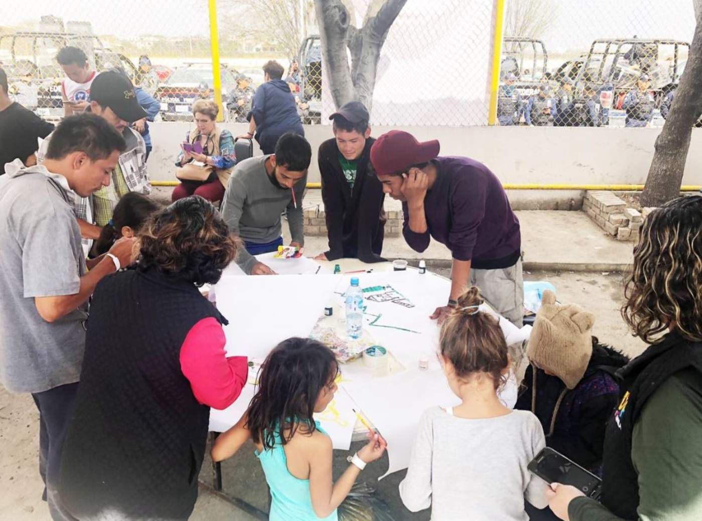 Con el apoyo de 40 maestros, el gobierno de Coahuila ofrecerá educación preescolar a los 400 menores de edad que viajan en la Caravana de Migrantes que se encuentra instalada en Piedras Negras. (ESPECIAL)