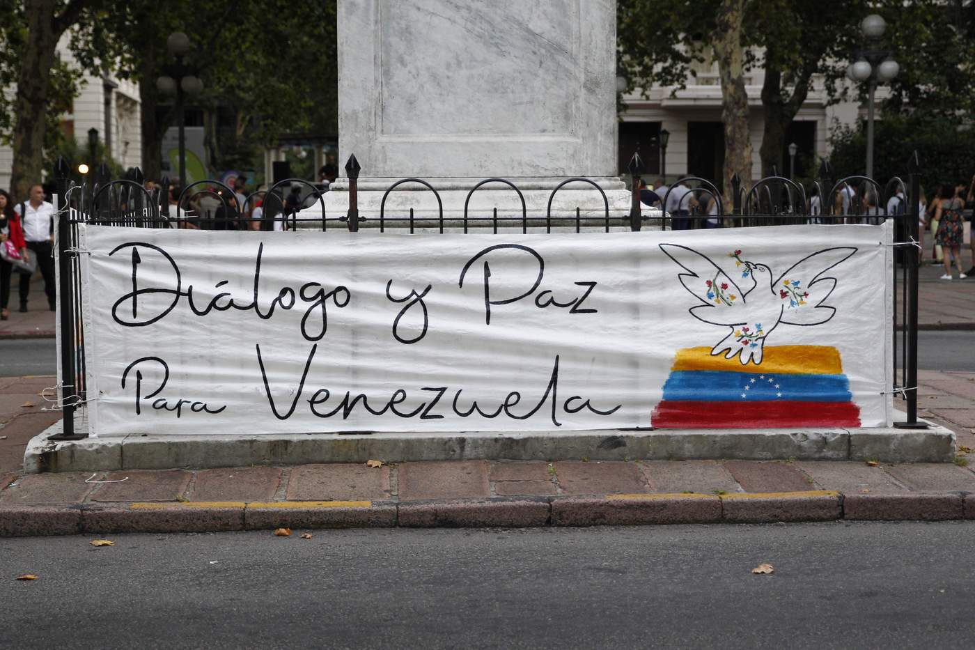 Vista de una pancarta durante una manifestación en apoyo a la iniciativa de Uruguay y México a favor del diálogo en Venezuela, este jueves en la Plaza Libertad en Montevideo (Uruguay). (EFE)