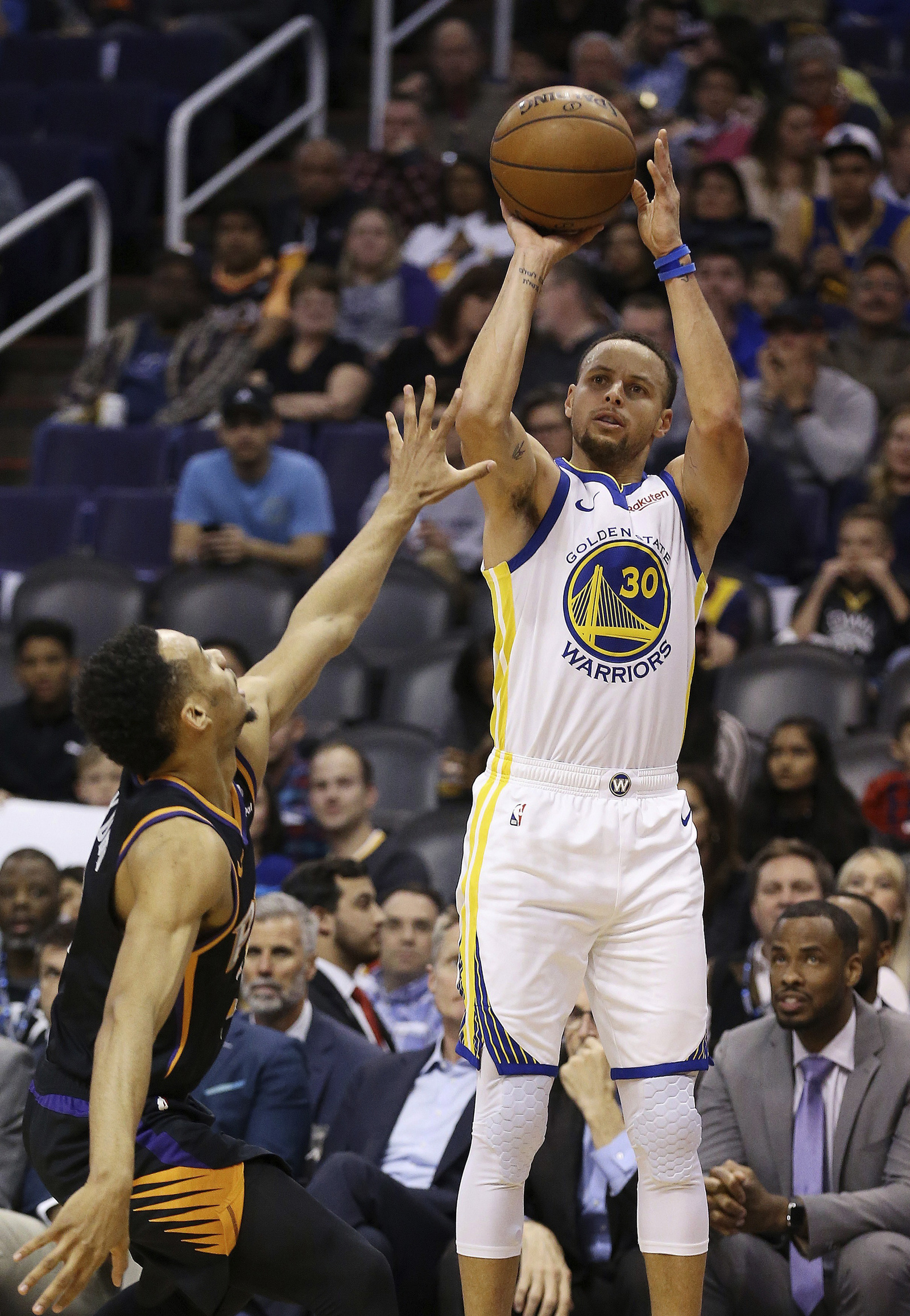 Stephen Curry metió 20 puntos en el triunfo de los Warriors.