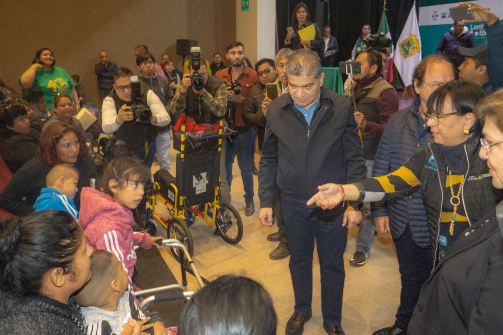 Apoyo. El gobernador Miguel Ángel Riquelme Solís entregó 175 lentes, una silla de ruedas y una andadera.