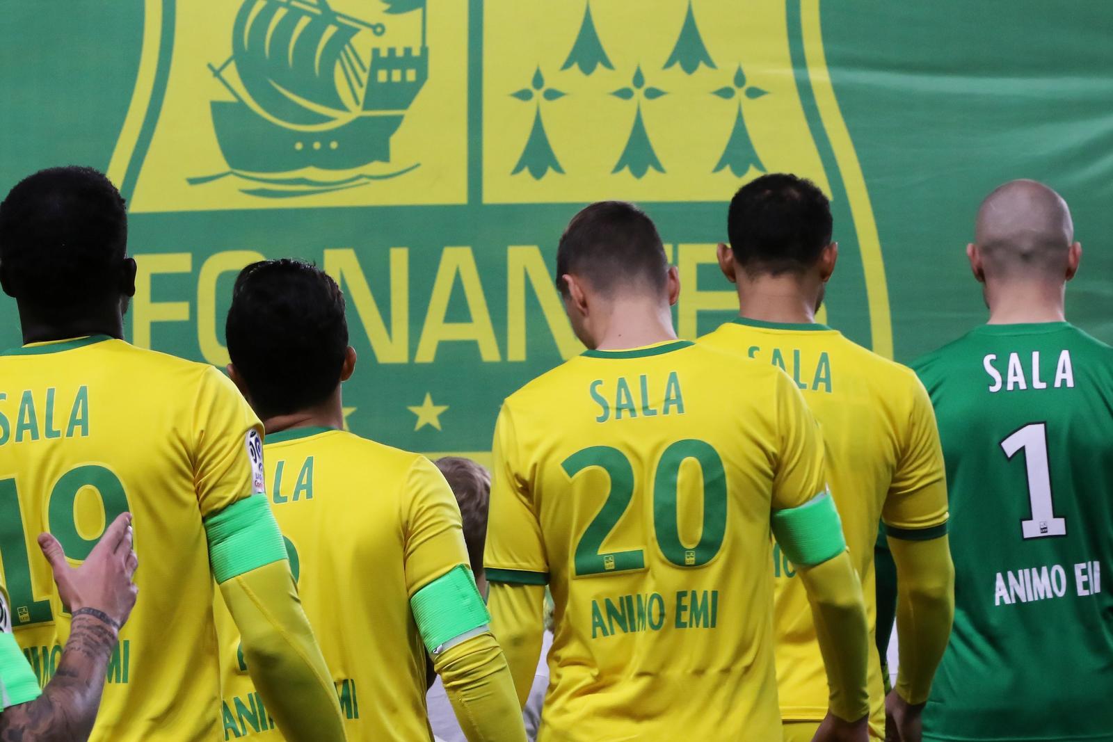 Jugadores visten la camiseta del Nantes en homenaje al futbolista argentino Emiliano Sala, el pasado 30 de enero.