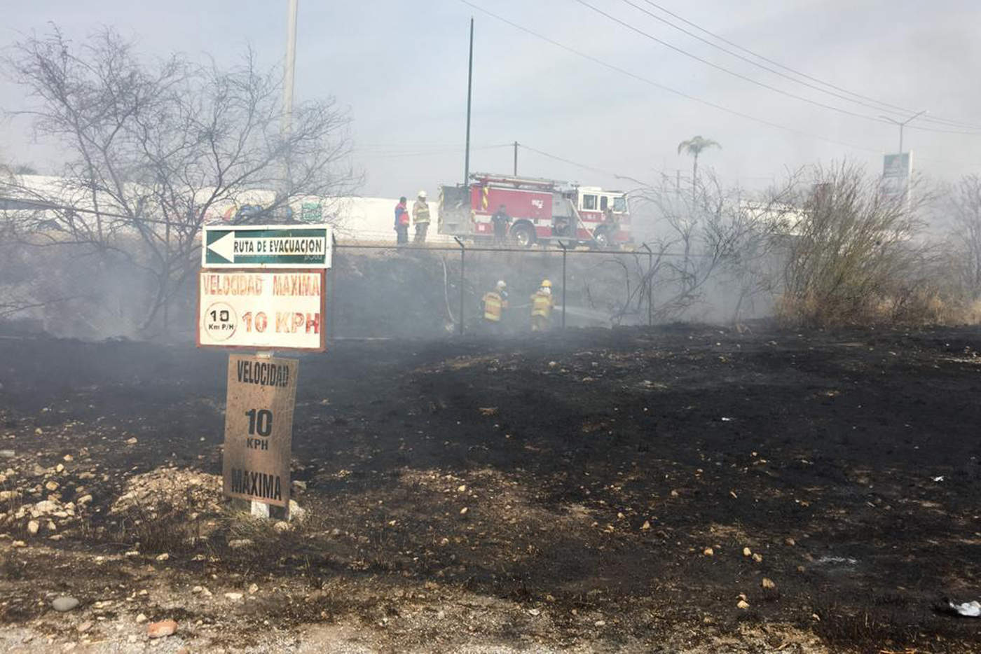 Se registra incendio en terreno baldío localizado a metros de una gasera, en la colonia Las Cumbres, de Lerdo. (EL SIGLO DE TORREÓN)