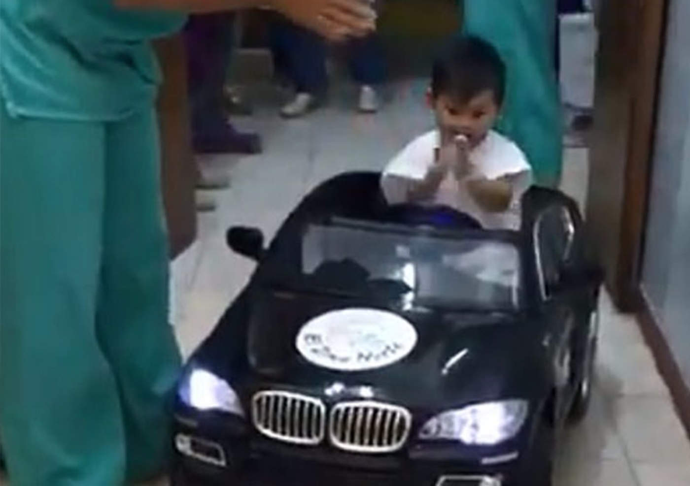 Hospital calma a niños antes de cirugía con un BMW