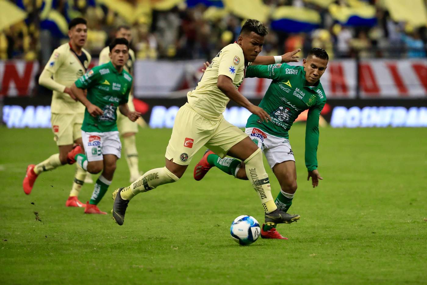 Los goles de la victoria fueron obra de José Juan Macías al minuto 12, así como del ecuatoriano Ángeles Mena en dos ocasiones, a los 72 y 79. Con este resultado, los americanistas se quedaron con nueve unidades, en tanto 'La Fiera' sumó once puntos. (ARCHIVO)