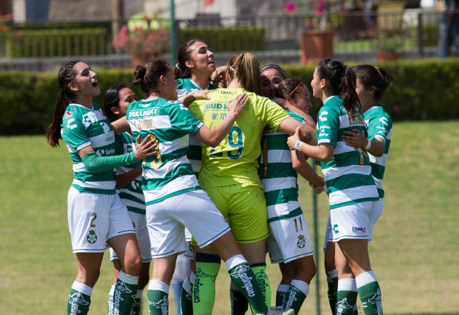 El Club Santos Laguna Femenil festeja luego de lograr un trabajado y sufrido triunfo ante las Rojinegras del Atlas, y luego de que su portera Wendy Toledo, atajó un penal en la última jugada del partido.