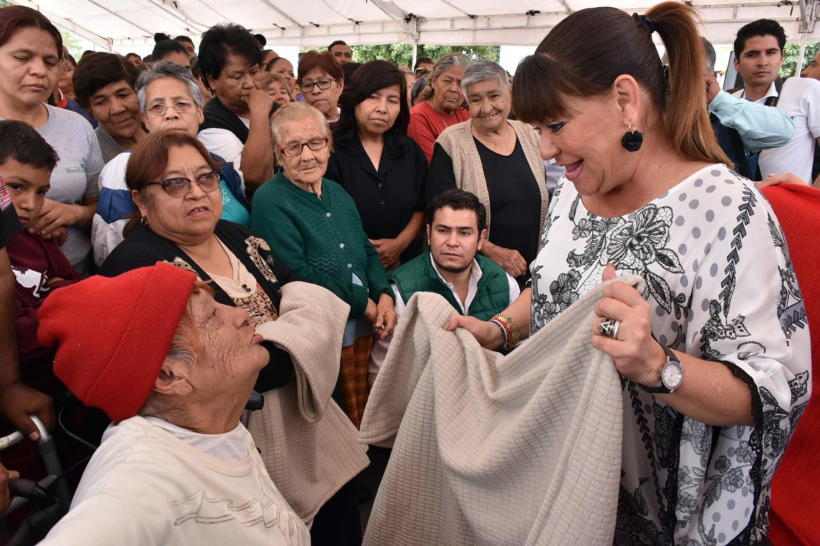 Peticiones. Los habitantes de la colonia Campillo Sáenz pidieron apoyo a la alcaldesa, Leticia Herrera.
