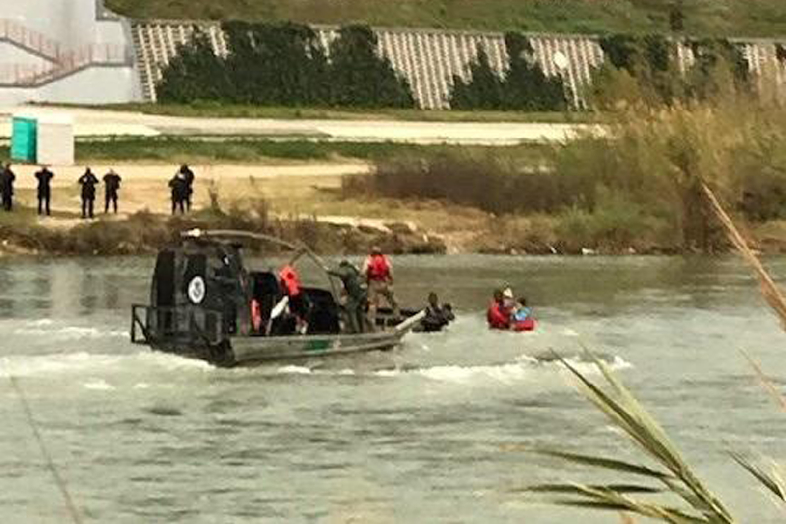Rescatan a 15 migrantes del río