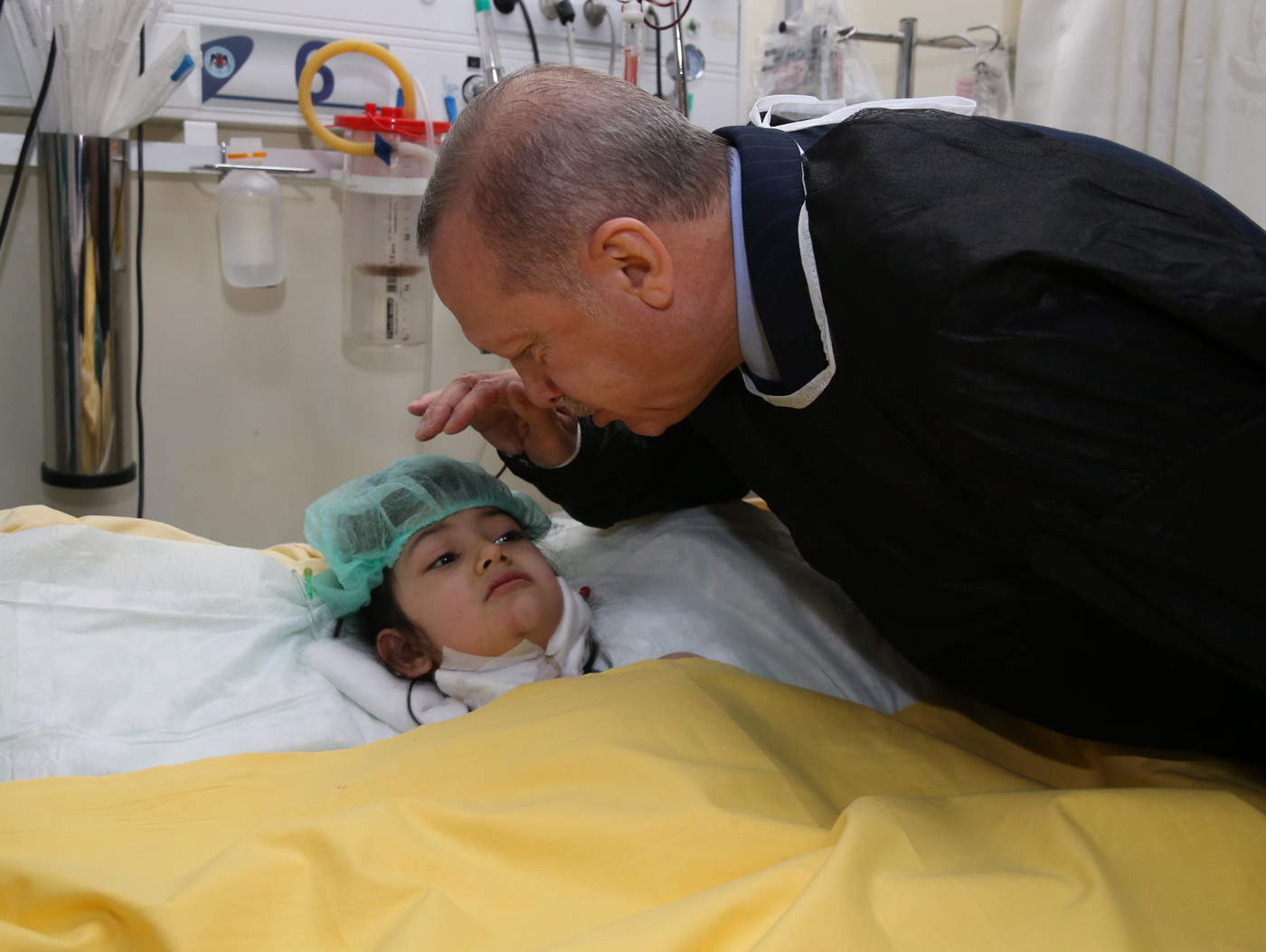Recep Tayyip Erdogan visitó a los sobrevivientes. (EFE) 