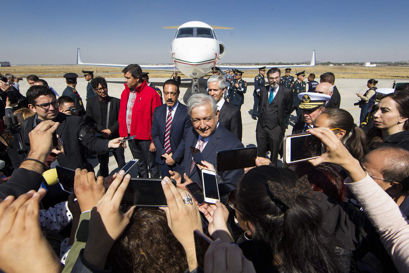 El presidente sostuvo que el gobernador de Hidalgo, Omar Fayad, facilitaría los terrenos con la finalidad de que se construya un nuevo aeropuerto, lo cual entraría dentro de los planes para resolver la saturación aérea en el aeropuerto de la Ciudad de México. (NOTIMEX) 
