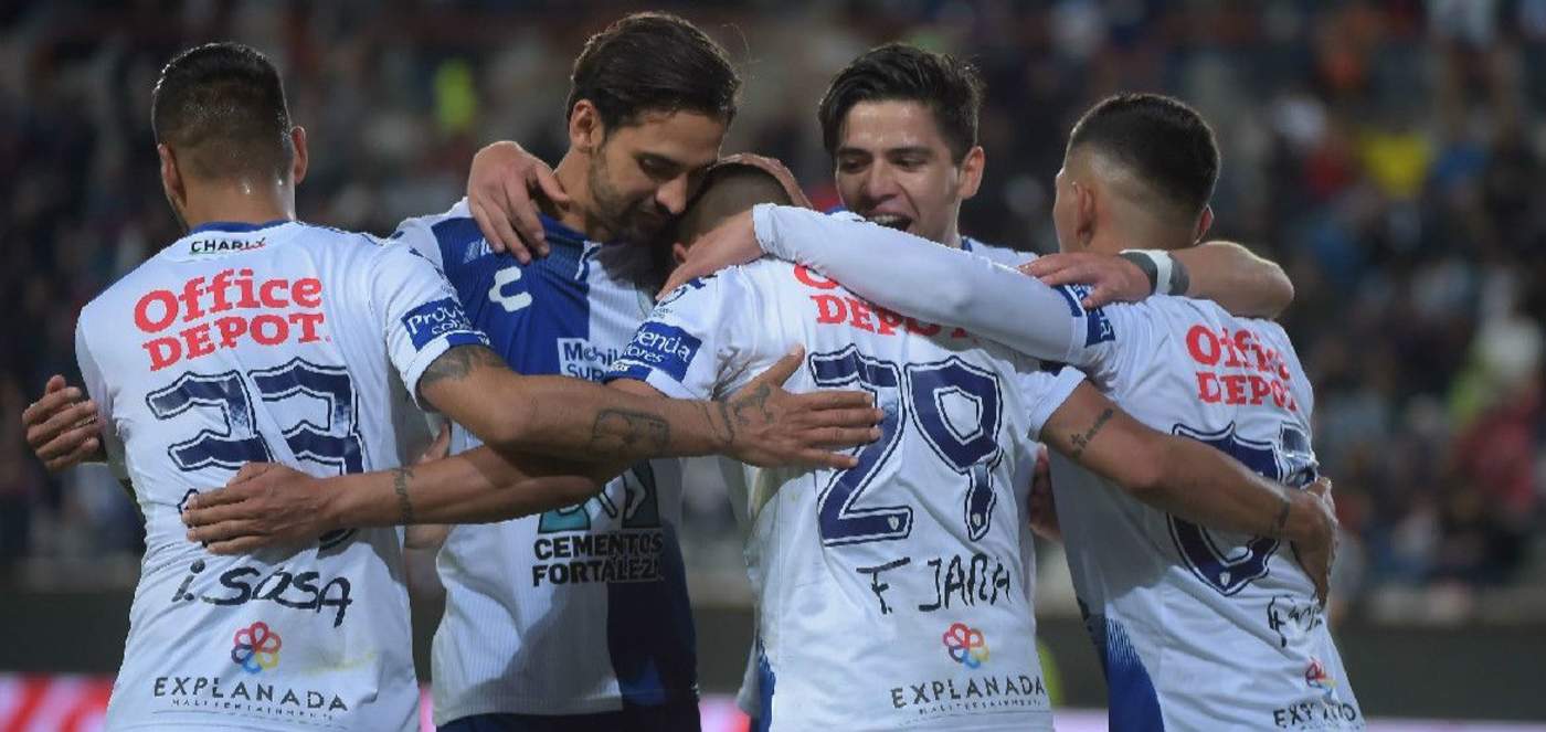 Los jugadores de Pachuca festejan con Franco Jara el primer gol del partido ante Monarcas. (Especial)
