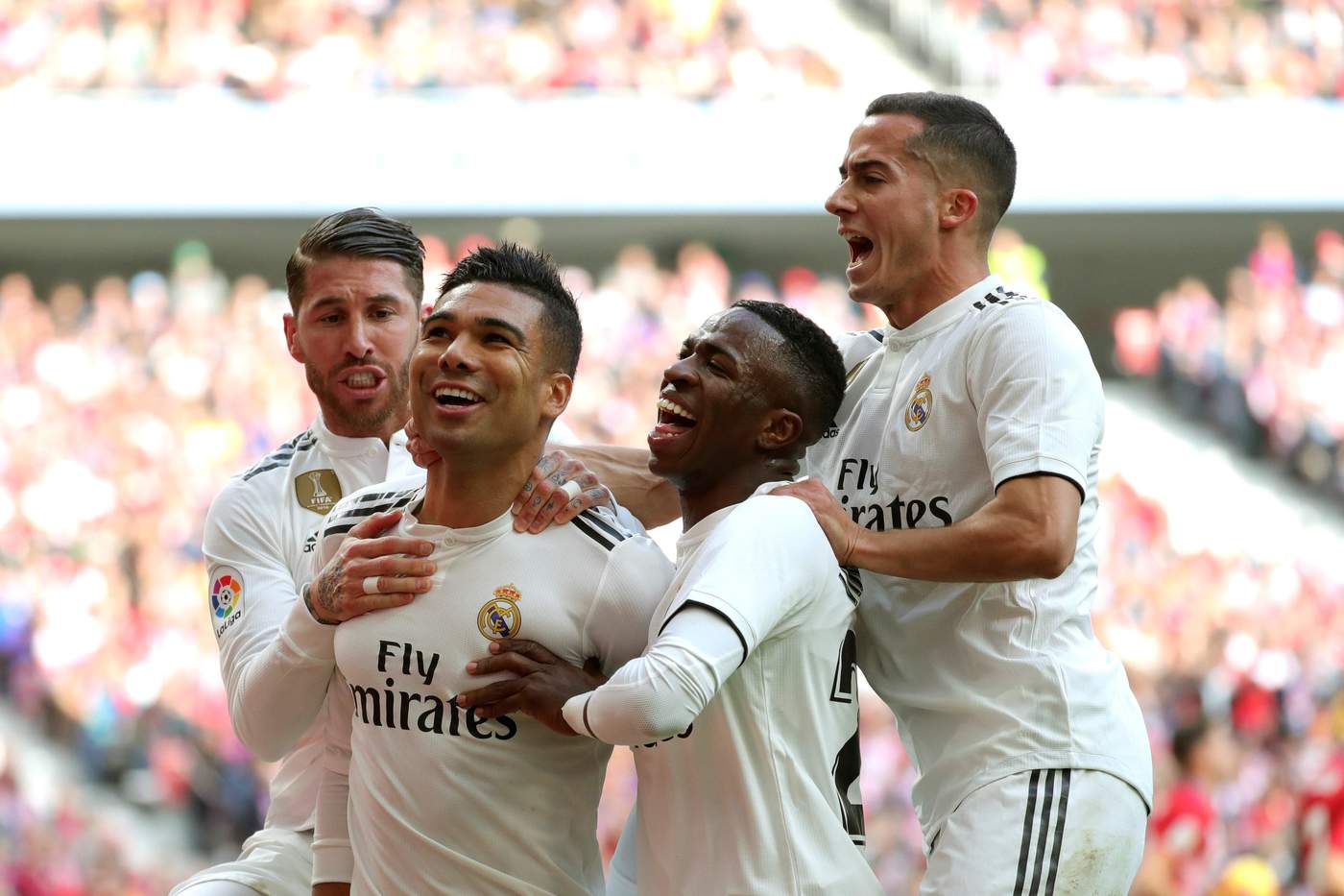 Los jugadores del Real Madrid festejan junto al brasileño Casemiro (c) tras el gol inaugural del partido.