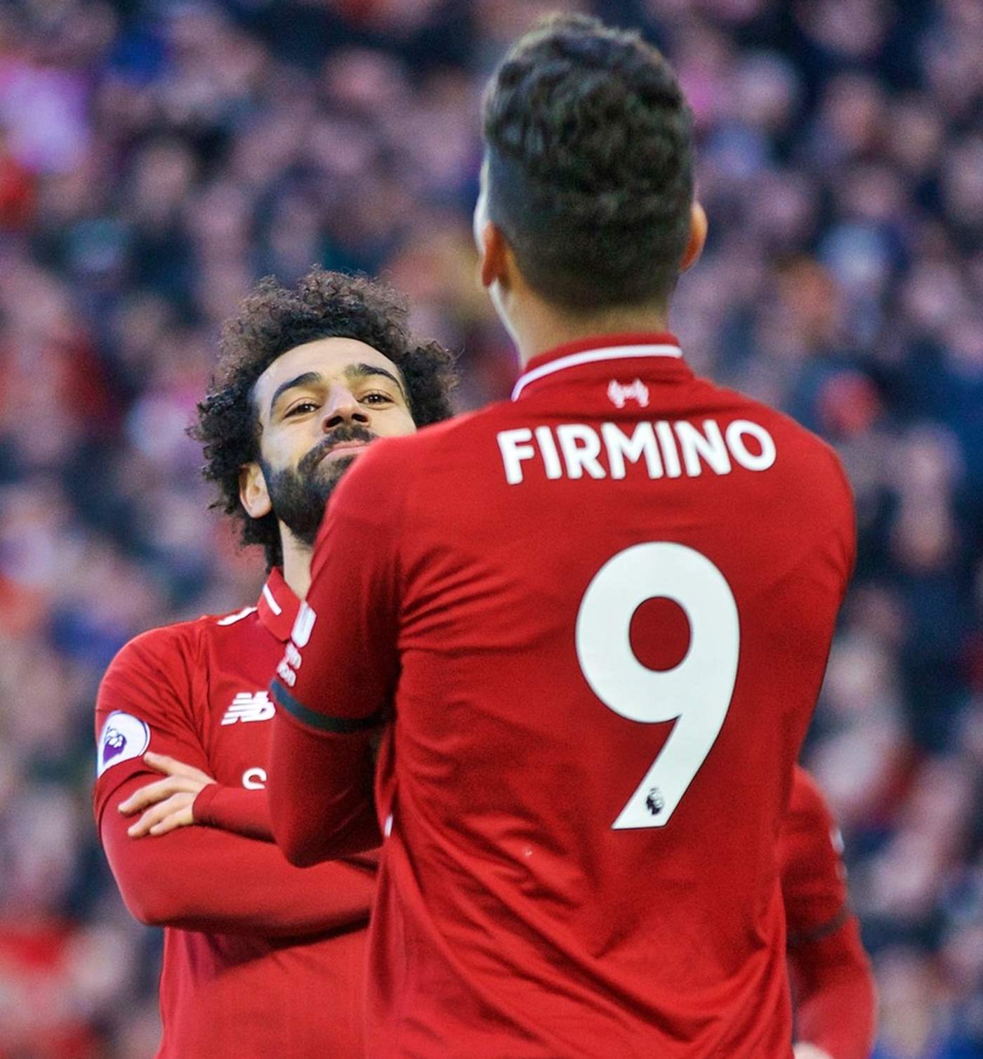 Mohamed Salah (frente) festeja con Roberto Firmino su gol ante el Bournemouth. (Especial)