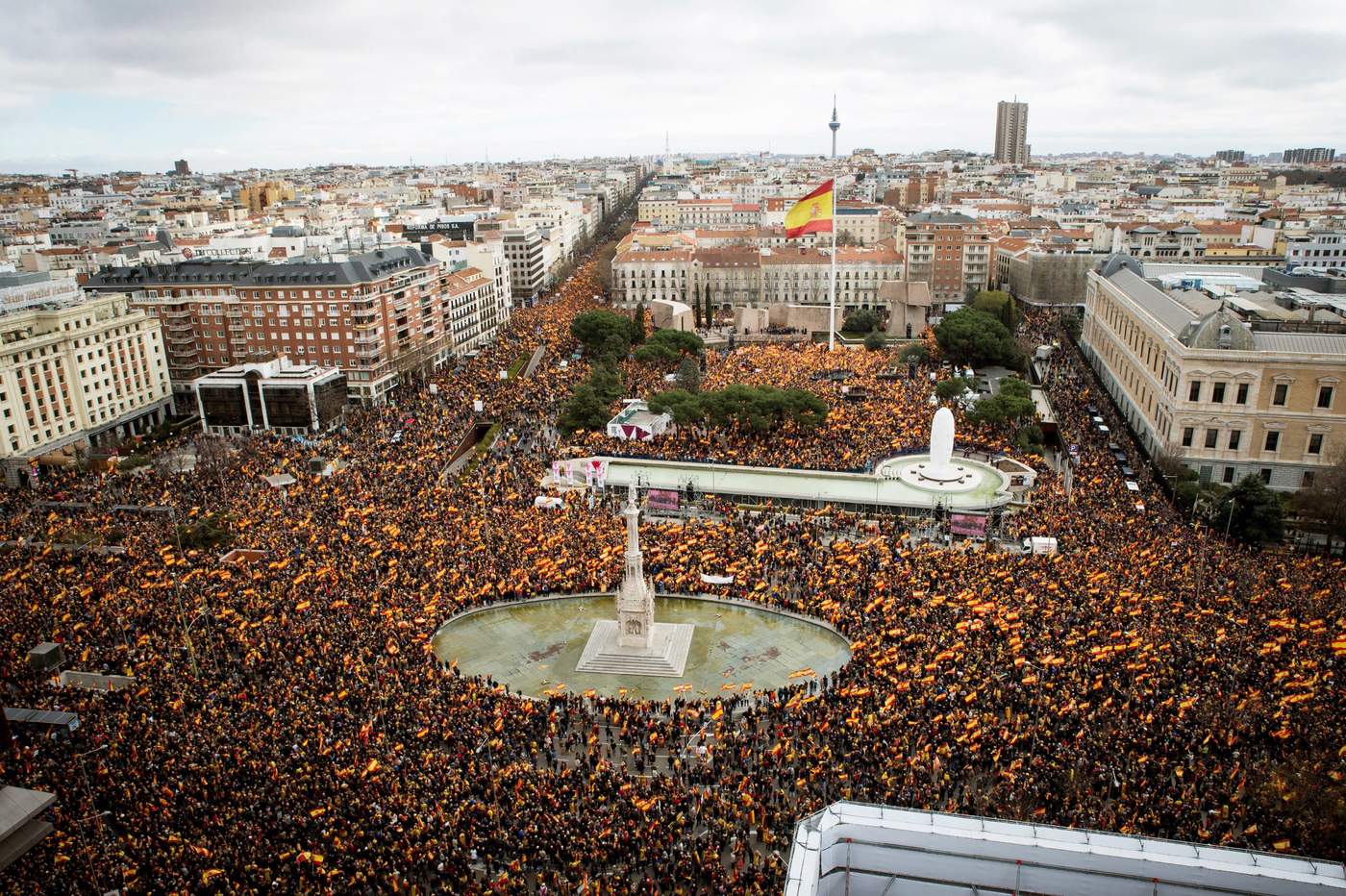 Vista general de la concentración convocada por PP, Ciudadanos y VOX este domingo en la plaza de Colón de Madrid, en protesta por el diálogo de Pedro Sánchez con los independentistas catalanes y en demanda de elecciones generales. (EFE) 
