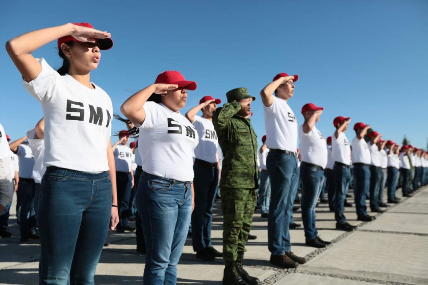 Fue hace unos días que el personal de la Sexta Zona Militar y del 69 Batallón de Infantería encabezó la ceremonia de bienvenida a los 450 conscriptos clase 2000, remisos, y a las seis mujeres voluntarias del Servicio Militar Nacional. (ESPECIAL) 