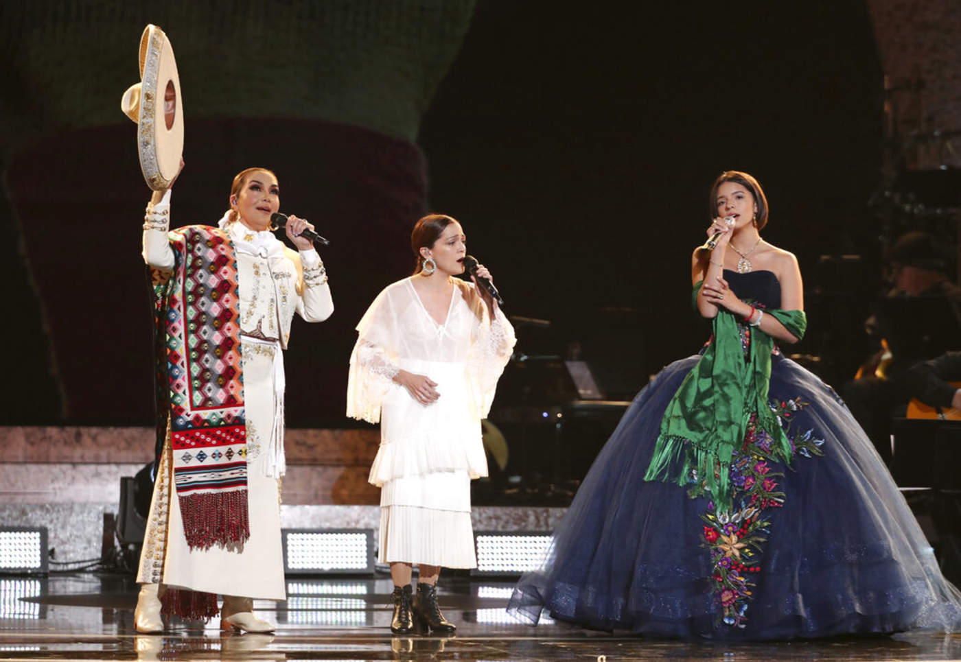 Aída Cuevas, Natalia Lafourcade y Ángela Aguilar brillan en los Grammy
