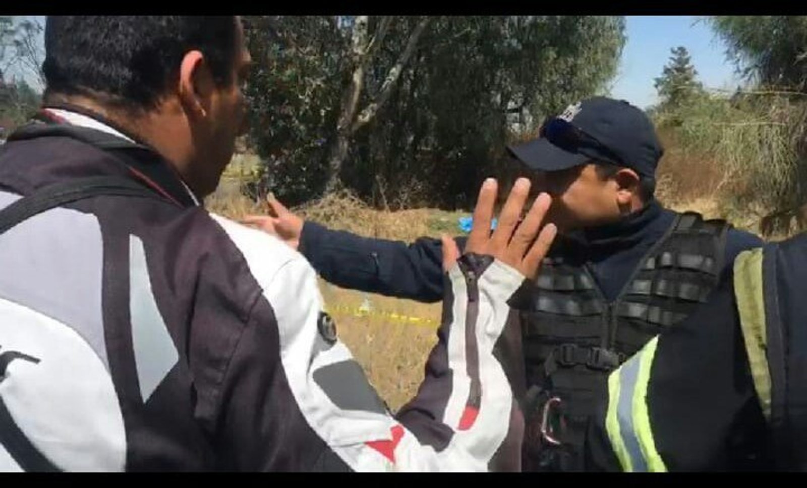 Captan en video agresión de policía a reporteros