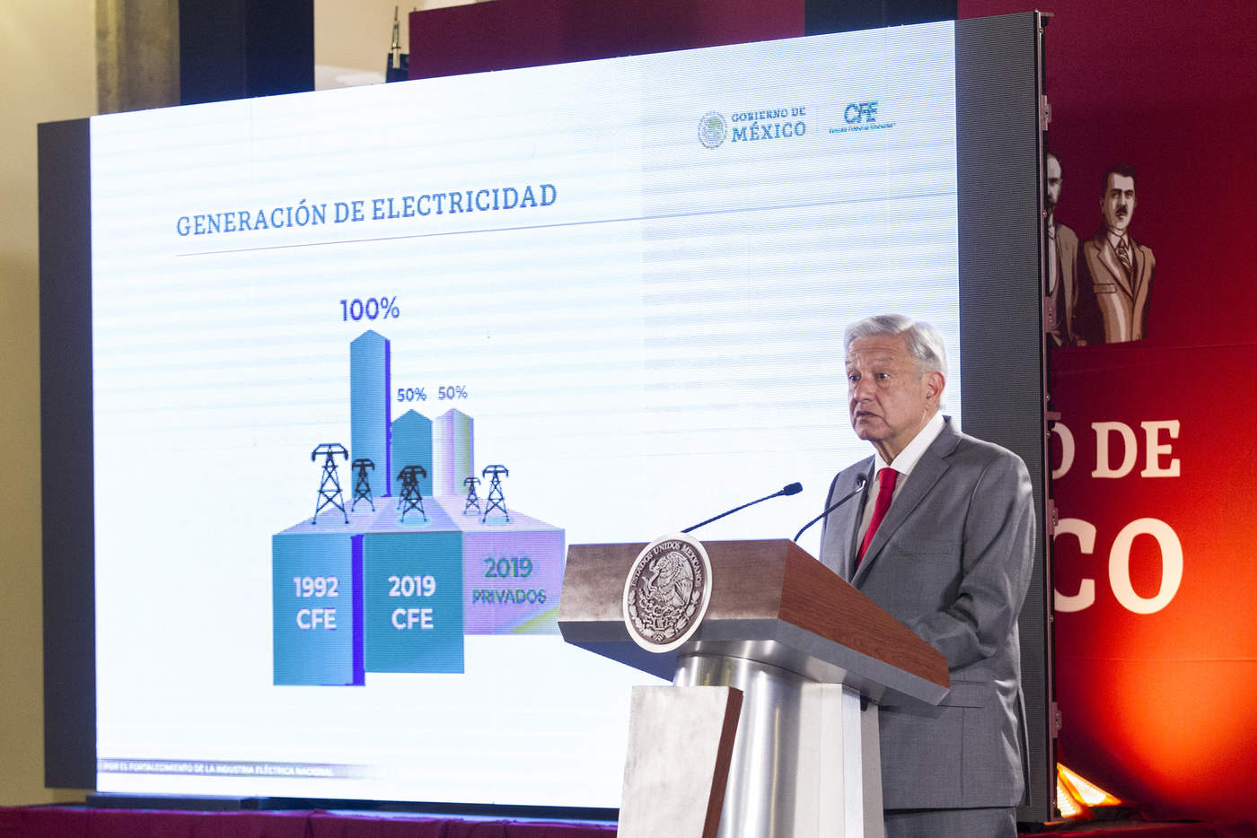 El presidente López Obrador dijo que la situación de la CFE es como la de Pemex, que ahora sólo genera la mitad de lo que consume. (NOTIMEX) 