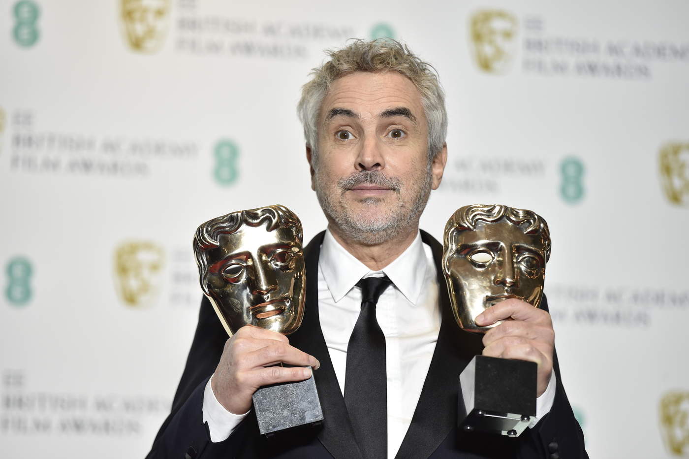 Ganador. El director mexicano Alfonso Cuarón posa tras ganar los premios BAFTA a la mejor película y mejor director. (ARCHIVO)