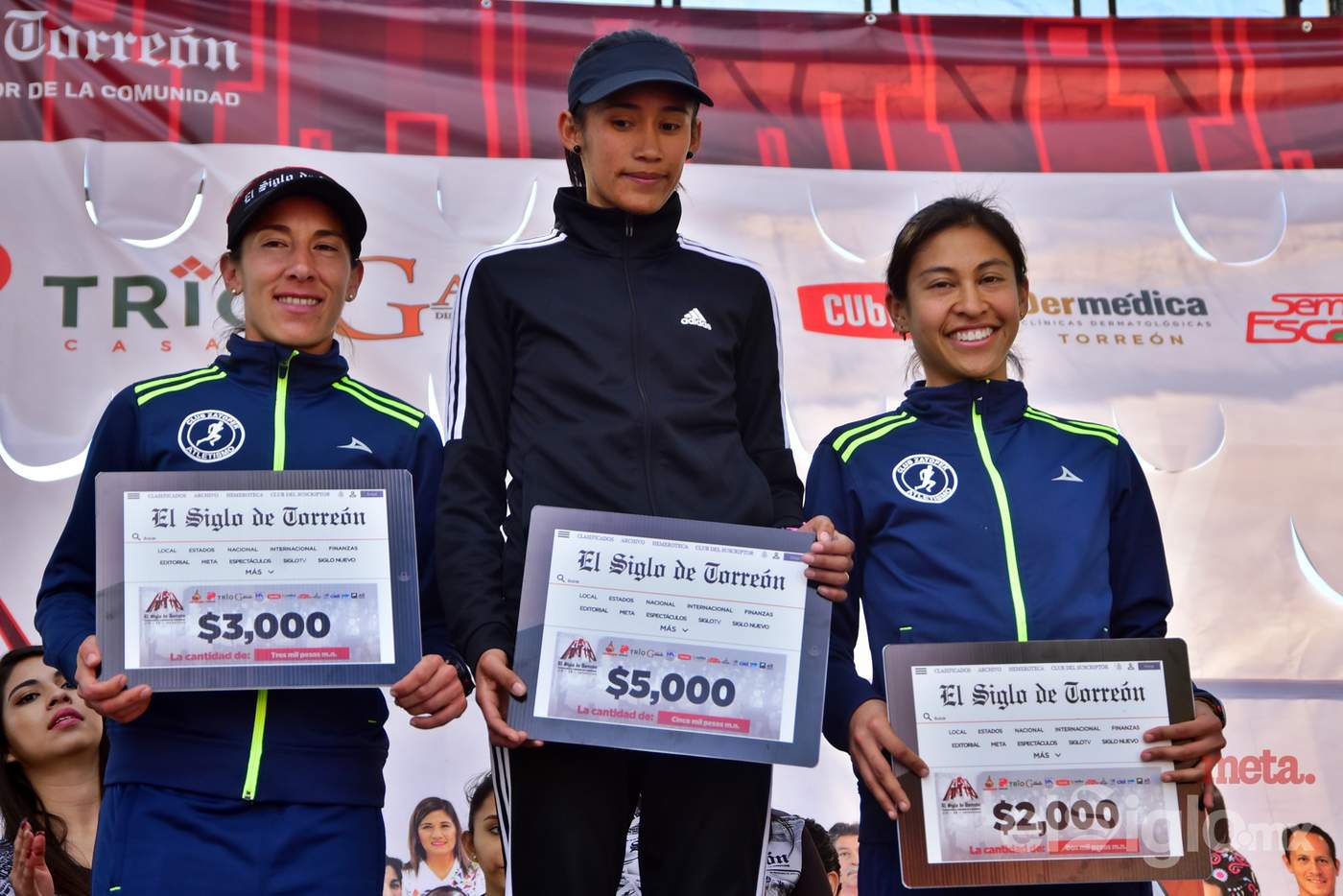 Las damas subieron al podio a reclamar su premio en ambas distancias, el Medio Maratón 21K y la 5K. (Ernesto Ramírez)