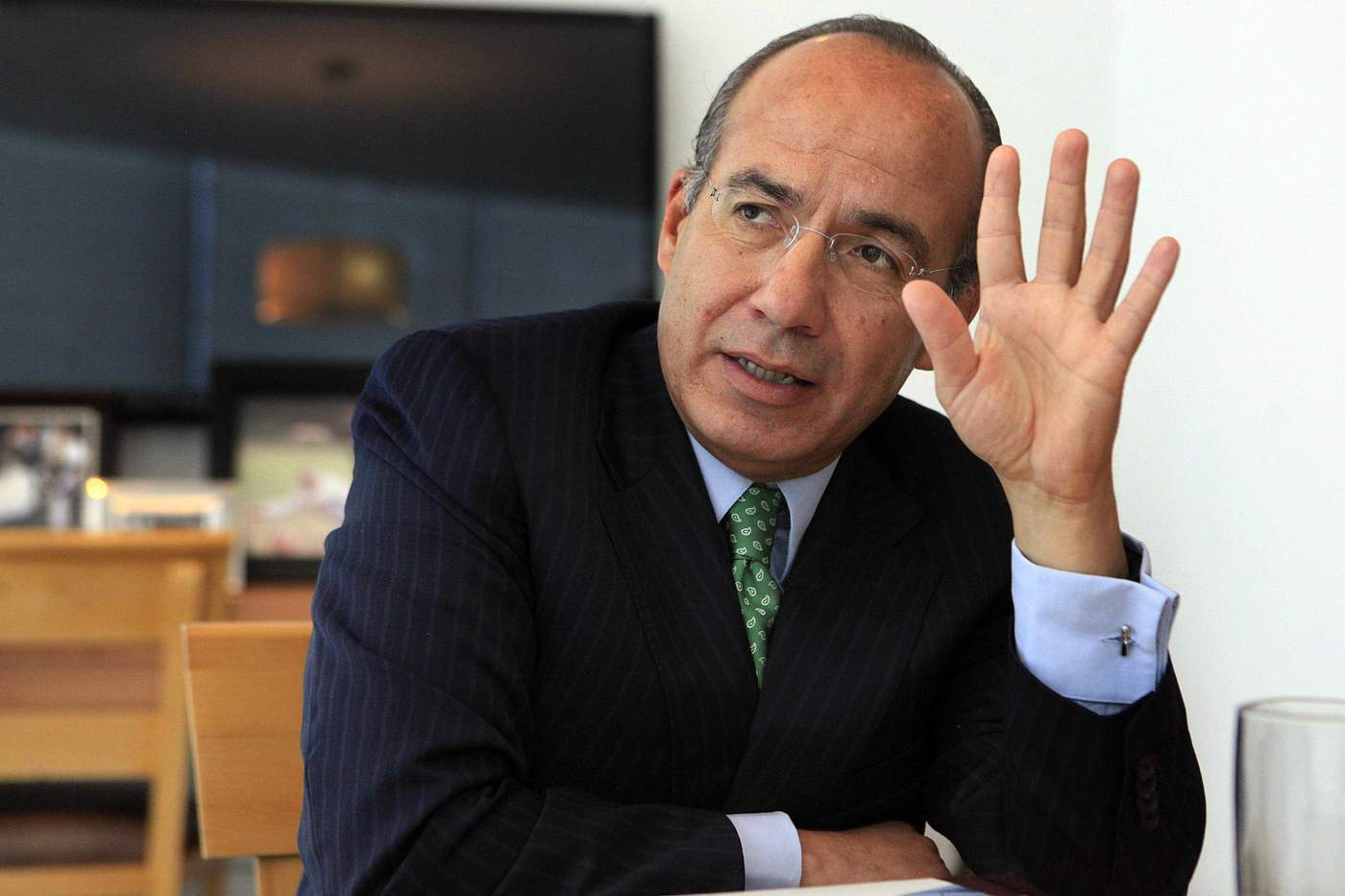 El ex presidente Felipe Calderón Hinojosa señaló que la inversión privada ha reducido los costos para la Comisión Federal de Electricidad (CFE), ya que en todo el mundo el sector privado genera electricidad, en particular renovable. (ARCHIVO)