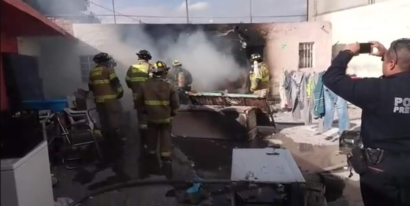 Alrededor de las 16:00 horas de hoy, se reportó al Sistema de Emergencia el incendio de dos viviendas ubicadas en la calle Palomas, entre las avenida Zarco y Patoni de la ciudad de Durango. (ESPECIAL)