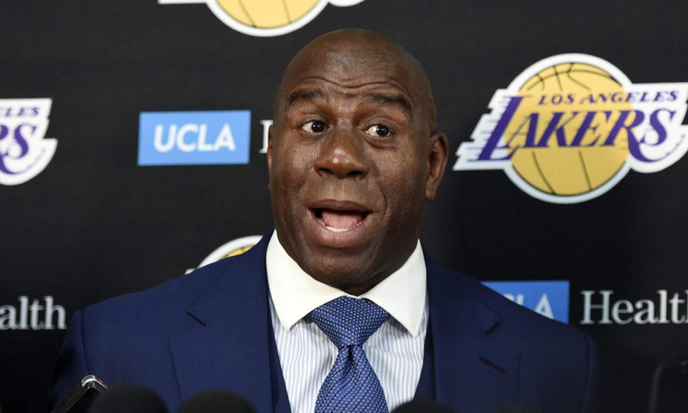 Los Lakers respondieron el lunes diciendo que la idea de la reunión de Simmons con Johnson surgió en noviembre en un correo electrónico. Los Lakers también confirmaron que Pelinka se acercó a Brand. (ARCHIVO)