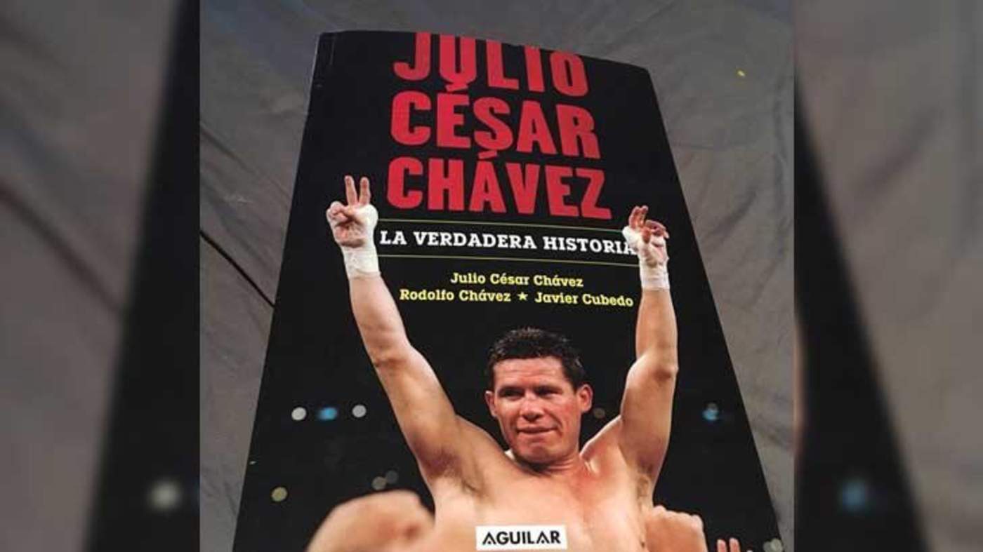 Julio César Chávez presenta su libro titulado La verdadera historia